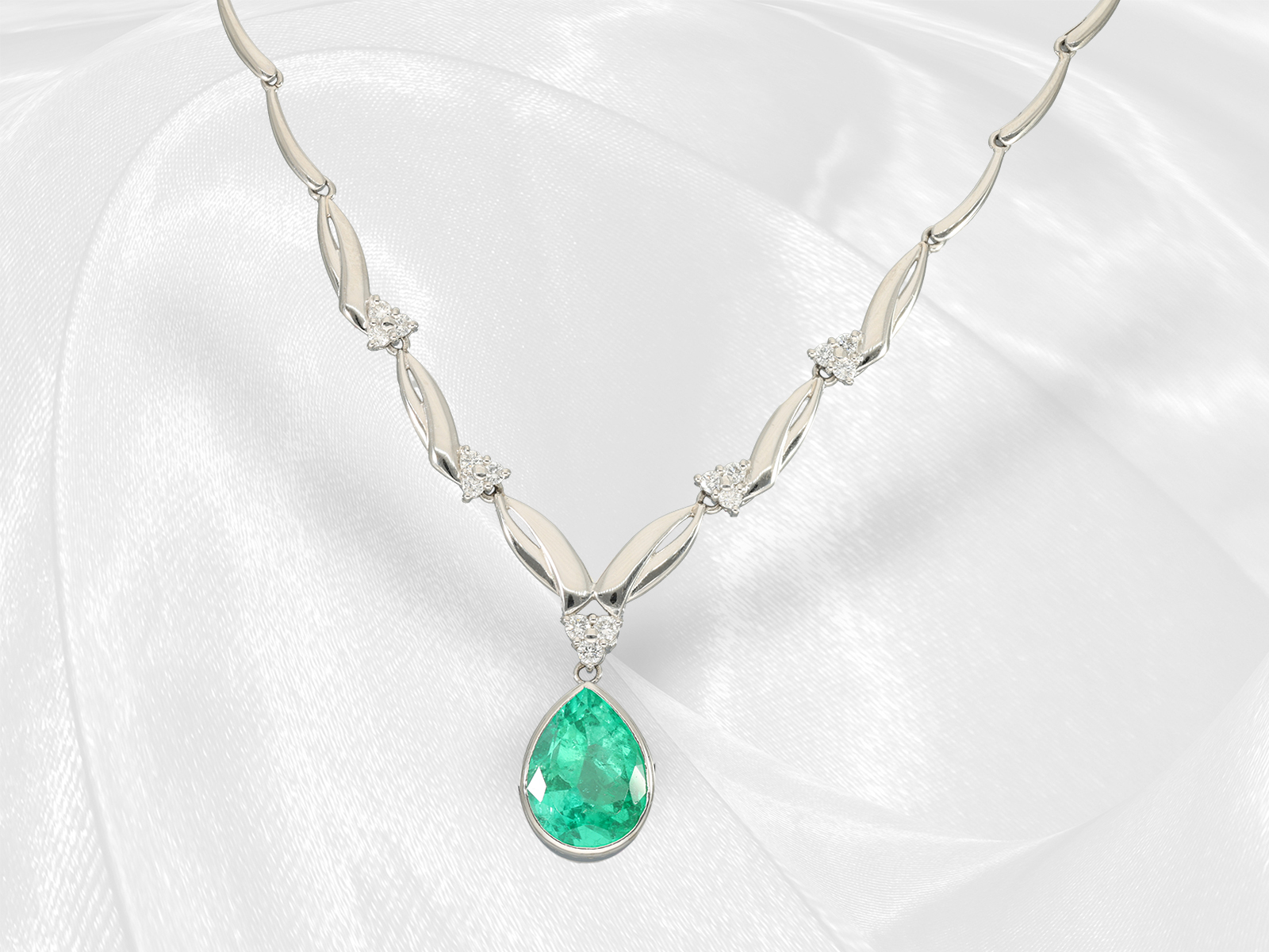 Necklace: very fine platinum necklace with certified Colombian emerald "Minor" of 3.97ct, IGI Report