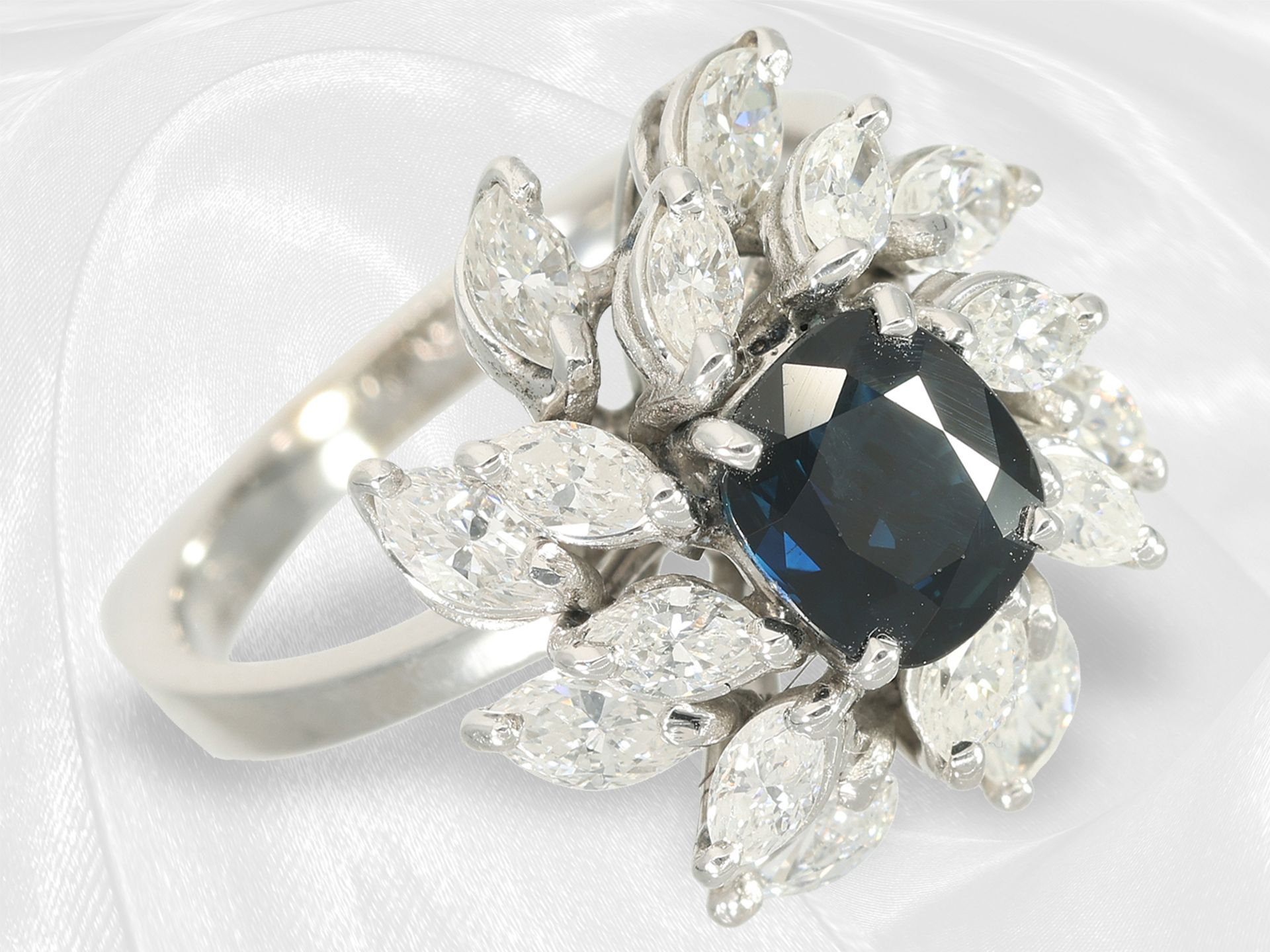 Ring: high-quality blossom ring with beautiful sapphire and brilliant-cut diamonds, approx. 3.36ct - Image 2 of 5