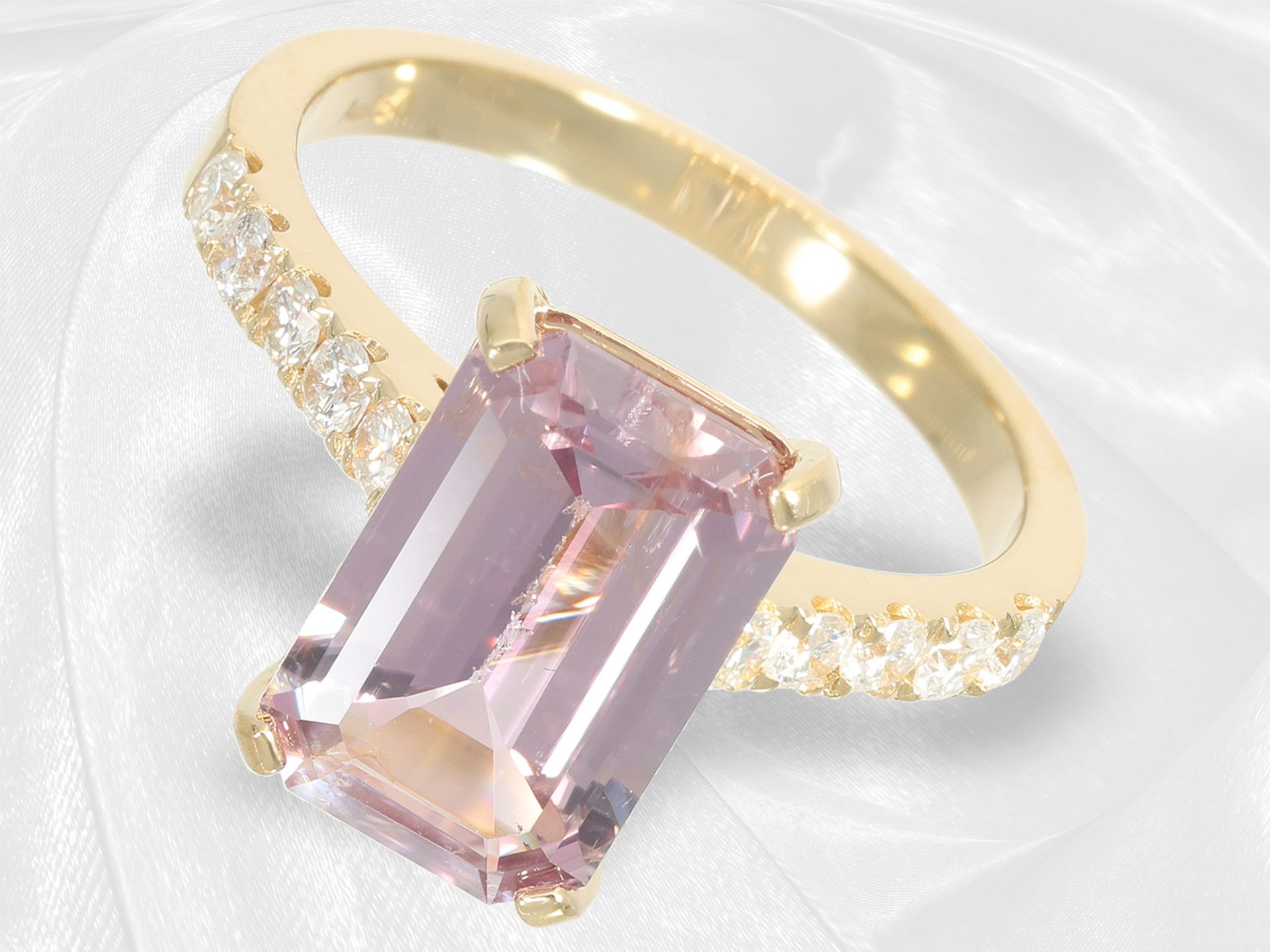 Neuwertiger Saphir/Brillant-Goldschmiedering, pinker colourchange Saphir von ca. 4,2ct, 18K Gold