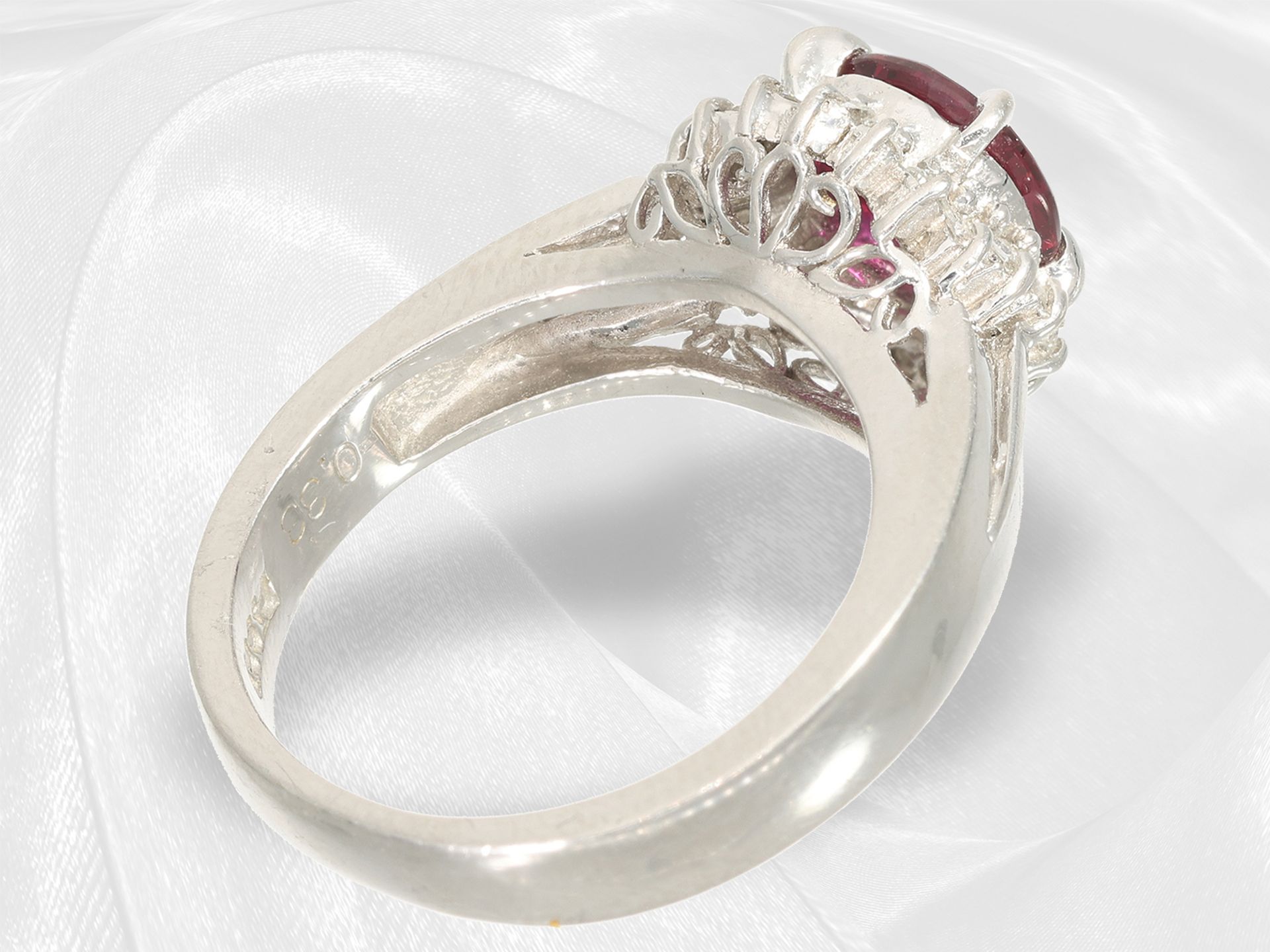 Ring: massiver, neuwertiger Platinring mit natürlichem Rubin und Diamanten - Bild 4 aus 5