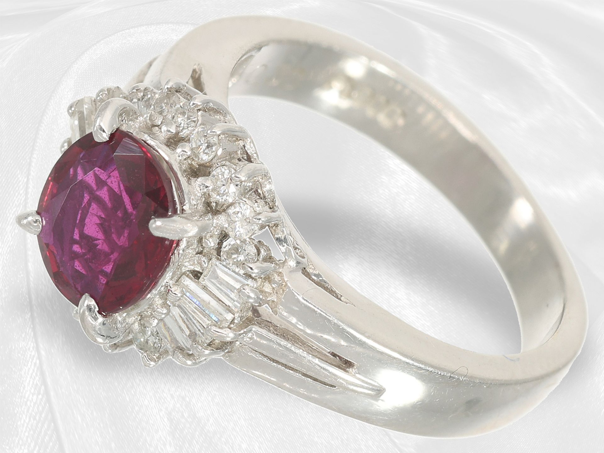 Ring: massiver, neuwertiger Platinring mit natürlichem Rubin und Diamanten - Bild 5 aus 5