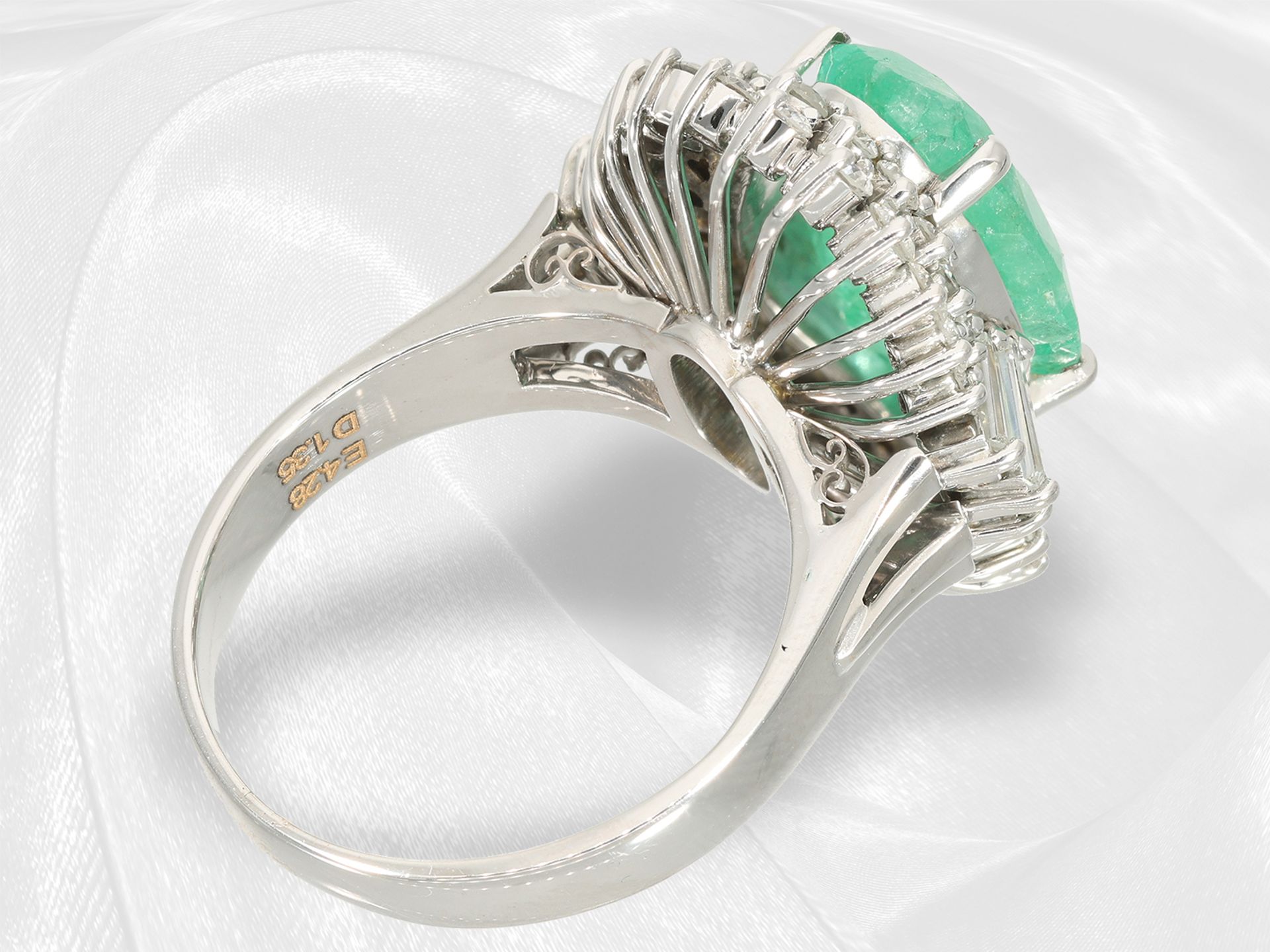 Very decorative and fancy vintage emerald/brilliant-cut blossom ring, approx. 5.63ct, 18K white gold - Image 3 of 6