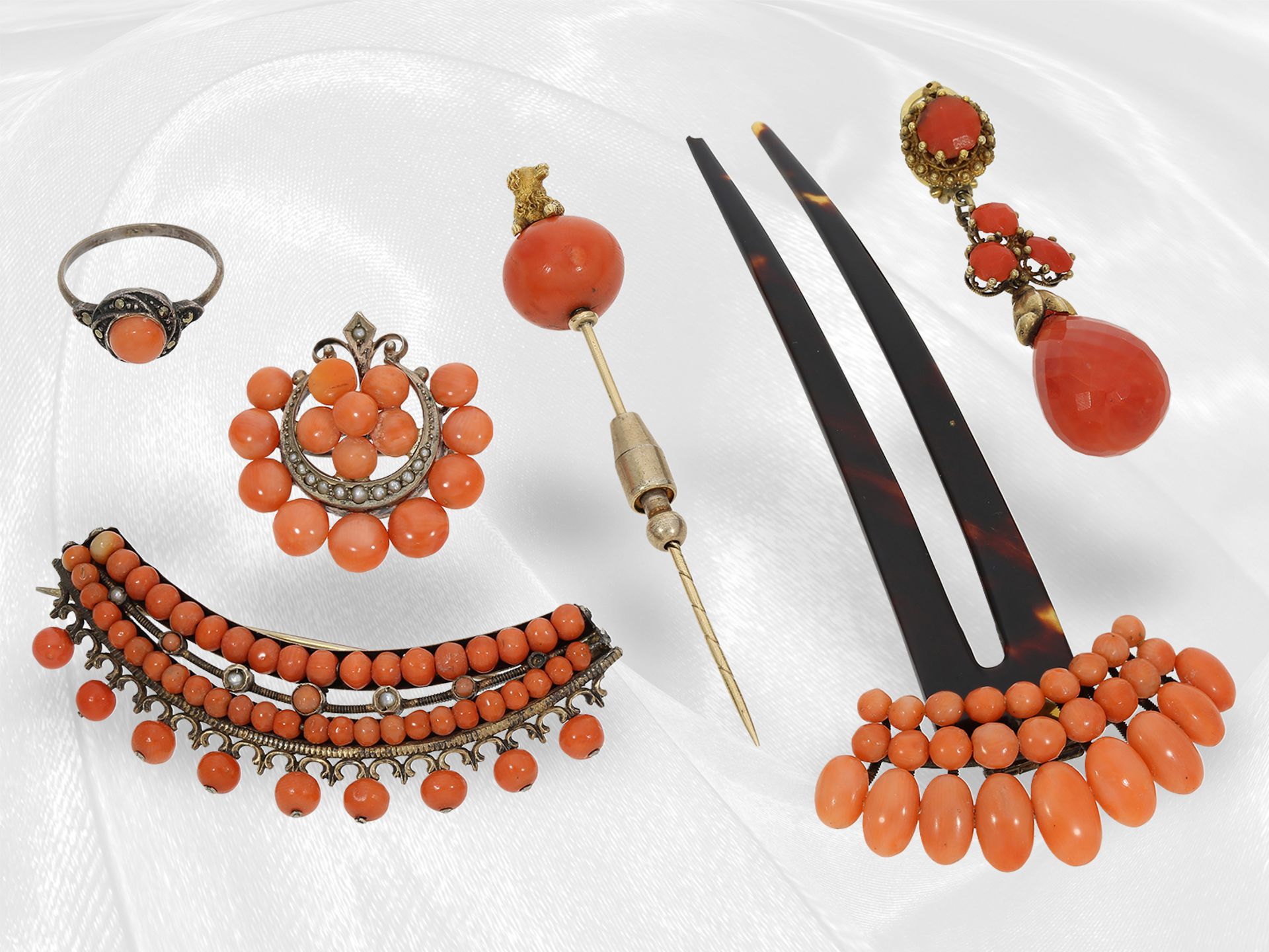 Pendant/Brooch/Comb: Collection of rare antique coral jewellery, around 1900