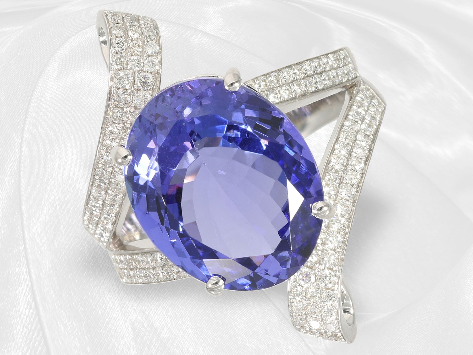 Very beautiful and high quality tanzanite/brilliant-cut diamond designer goldsmith ring, beautiful t