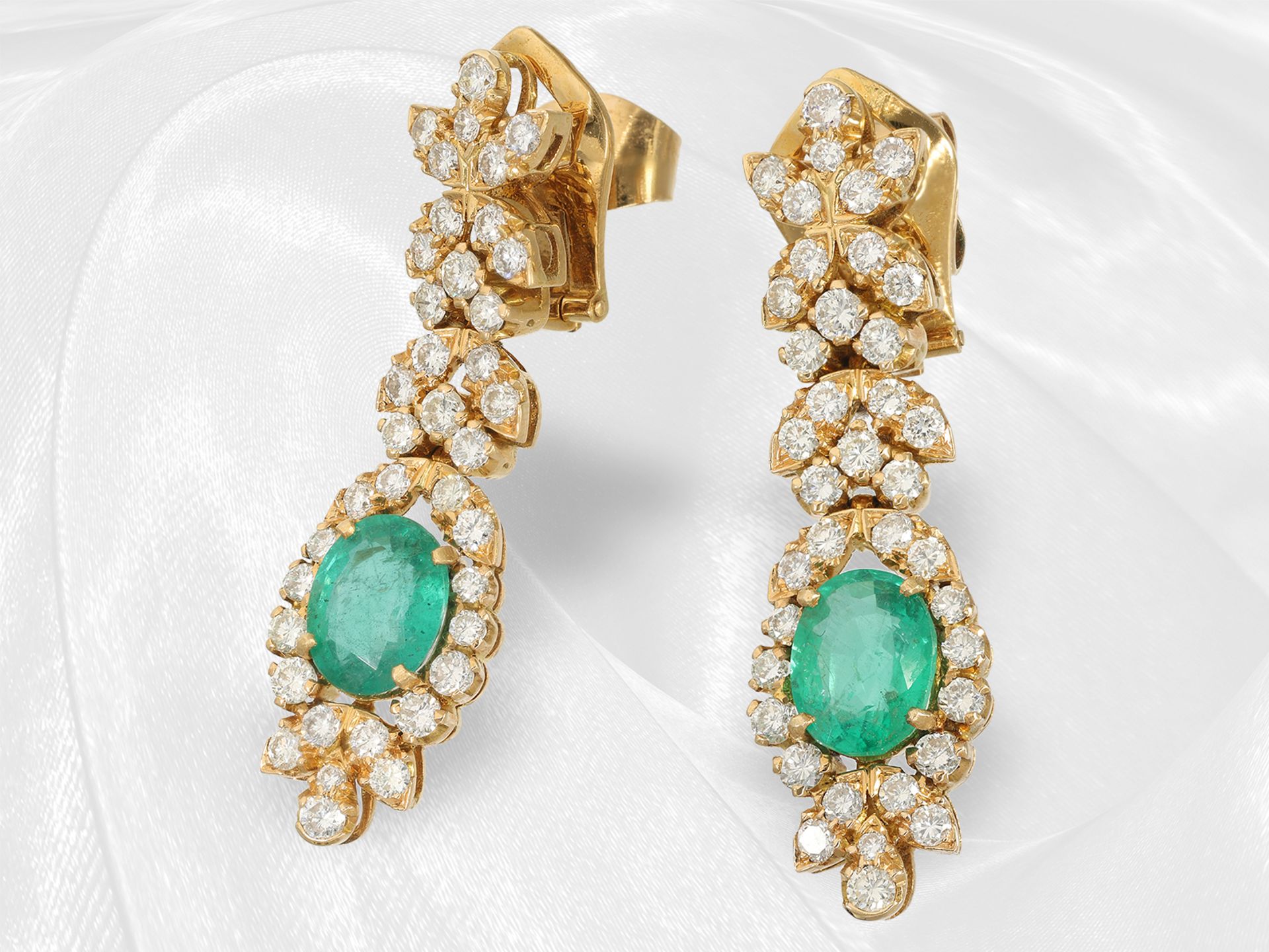 Necklace/ring/earrings: extremely high quality emerald/brilliant-cut diamond set in original case, a - Image 3 of 10