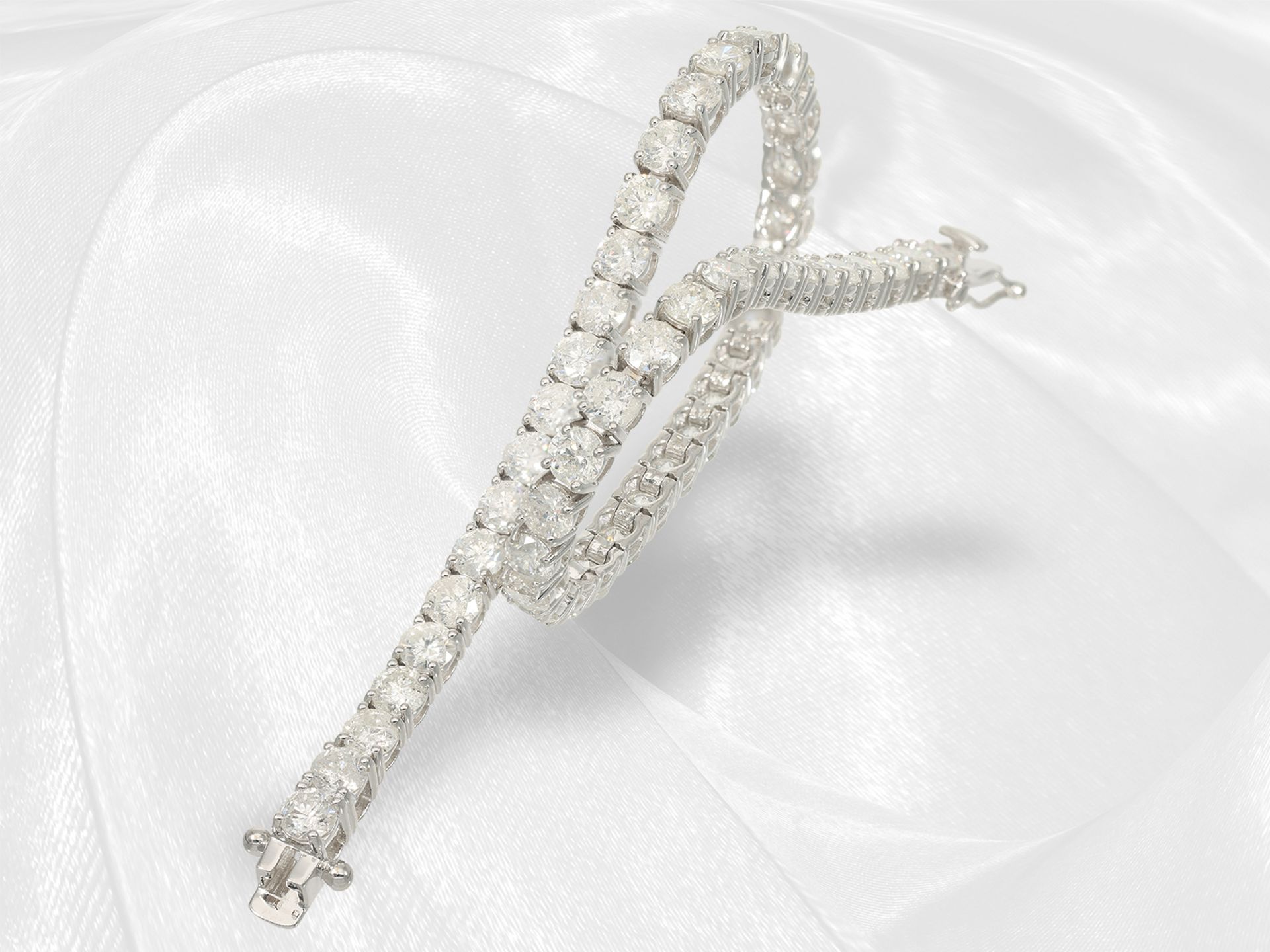 Bracelet: white gold tennis bracelet with 51 x 0.175ct white brilliant-cut diamonds, approx. 9ct