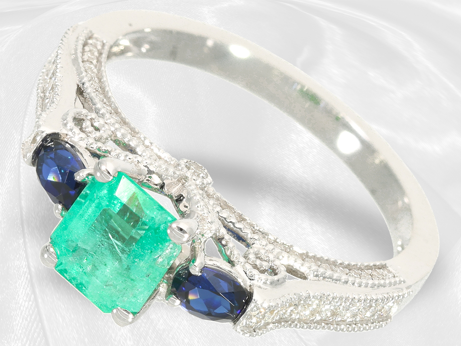 Tasteful and like new designer goldsmith ring with emerald/sapphire and diamond setting, 18K white g - Image 2 of 5