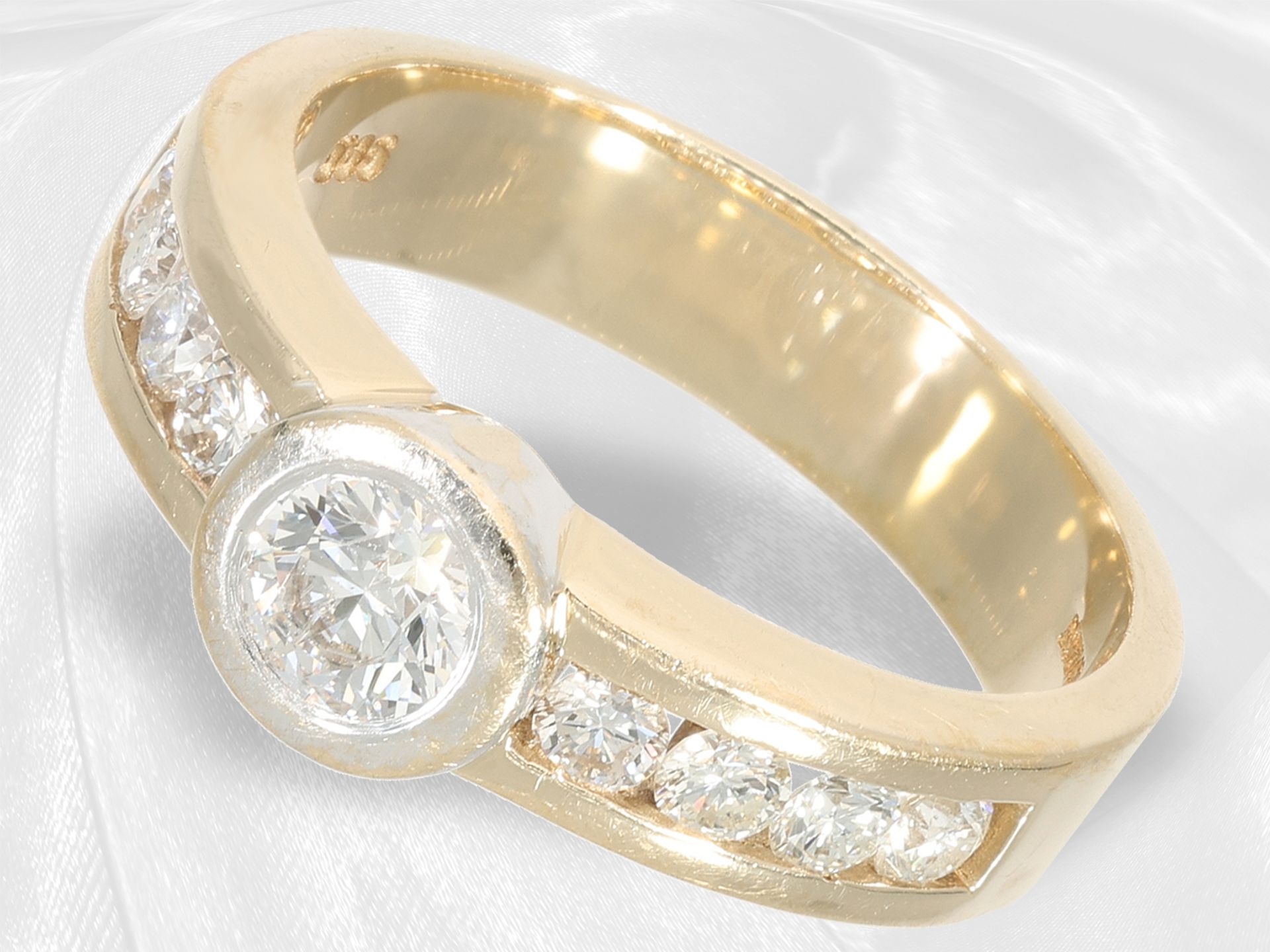 Ring: Markenschmuck, goldener Brillantring von Christ mit Zertifikat, ca. 1ct Brillanten - Bild 2 aus 4