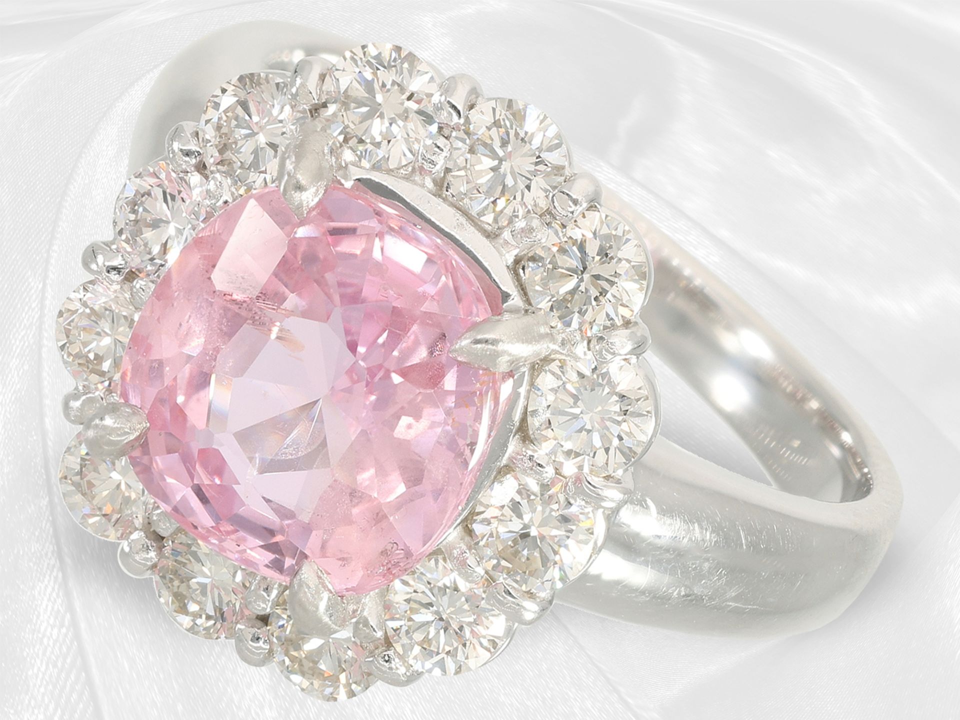 Ring: extremely high quality brilliant-cut diamond/sapphire ring with certified "NO HEAT Padparadsch