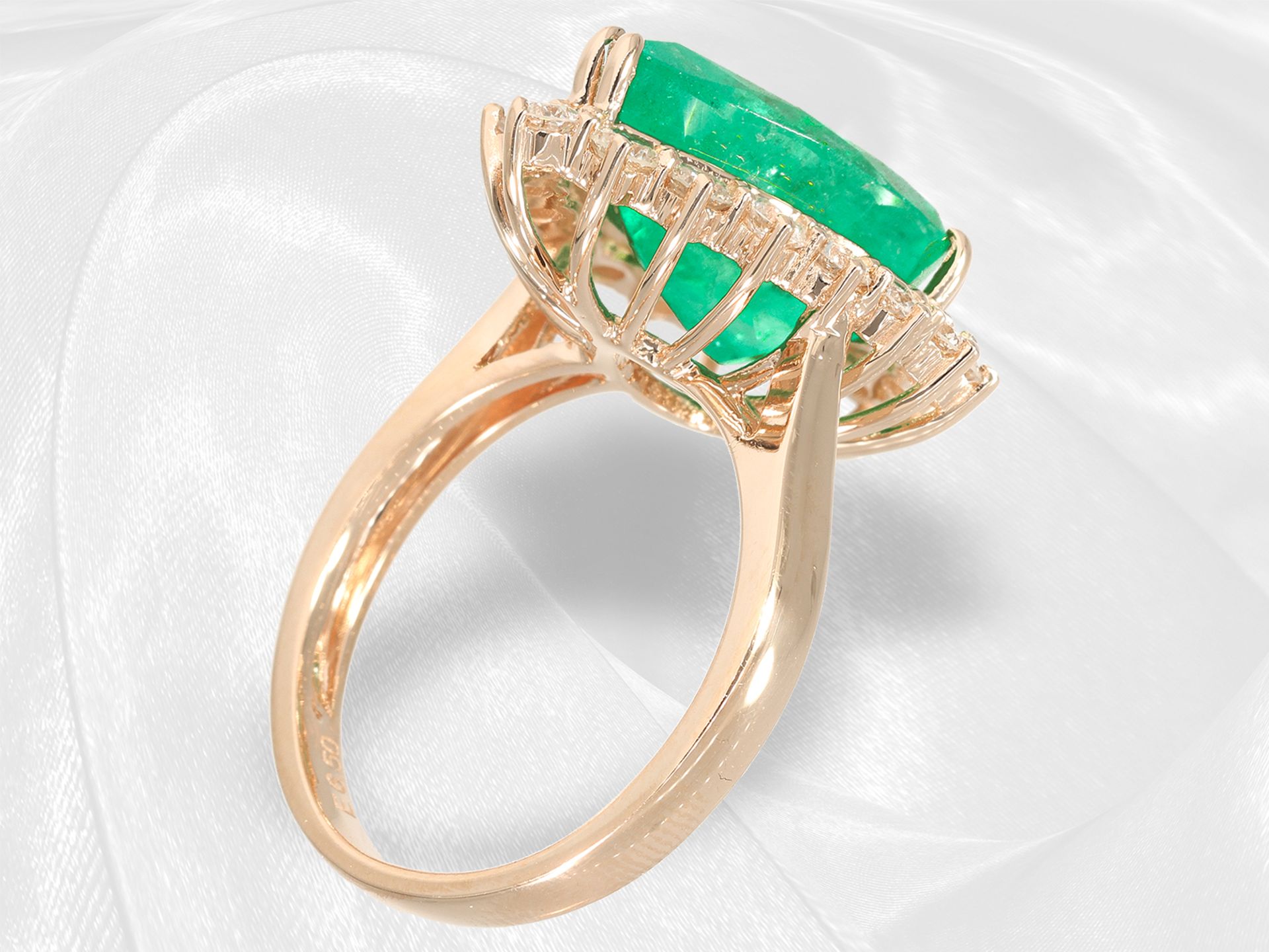 Ring: modern, formerly very expensive emerald/brilliant-cut diamond ring, natural Colombian emerald  - Image 4 of 7