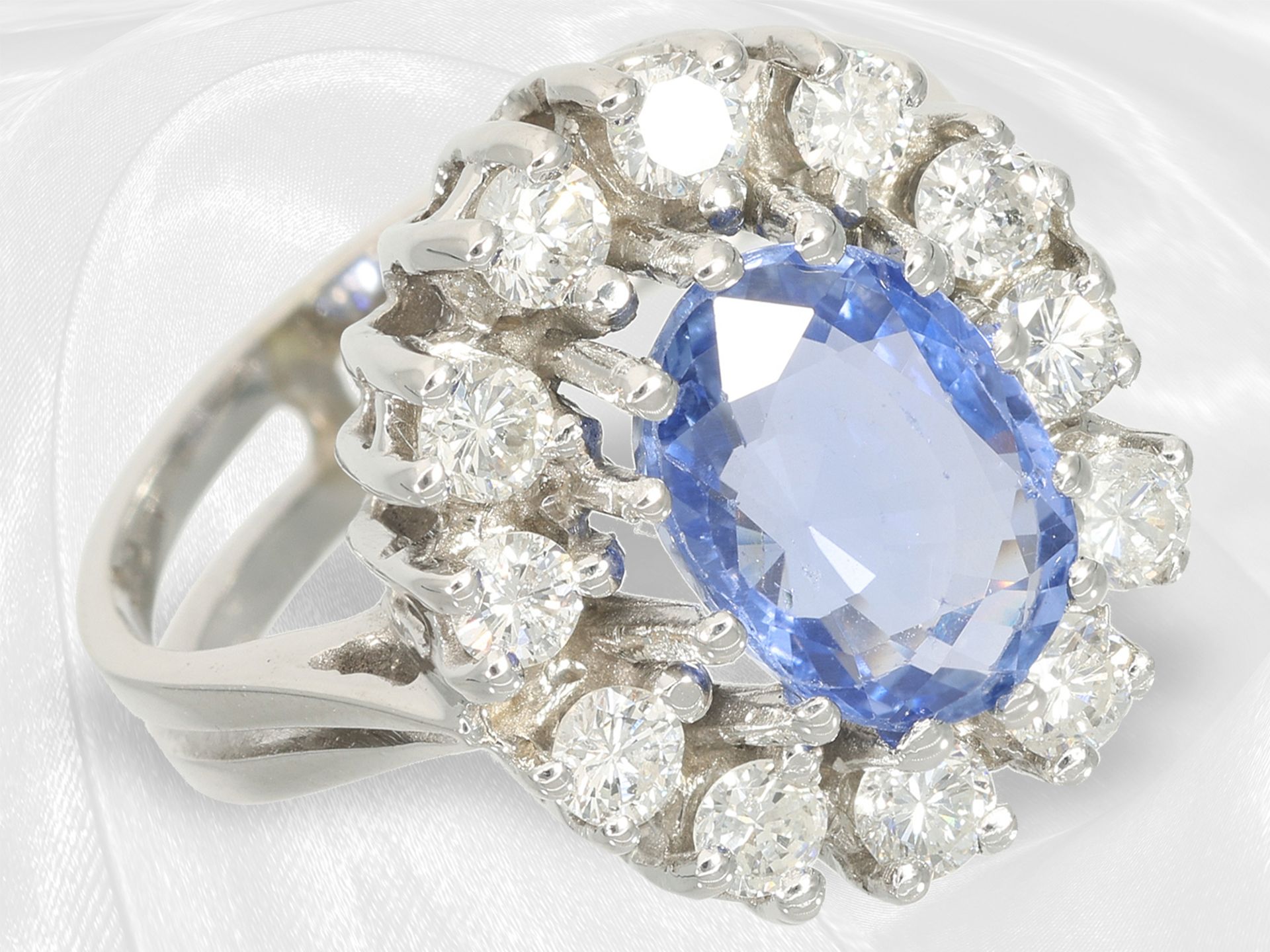 Ring: klassischer vintage Blütenring mit Saphir- und Brillantbesatz, ca. 2,97ct - Bild 4 aus 6