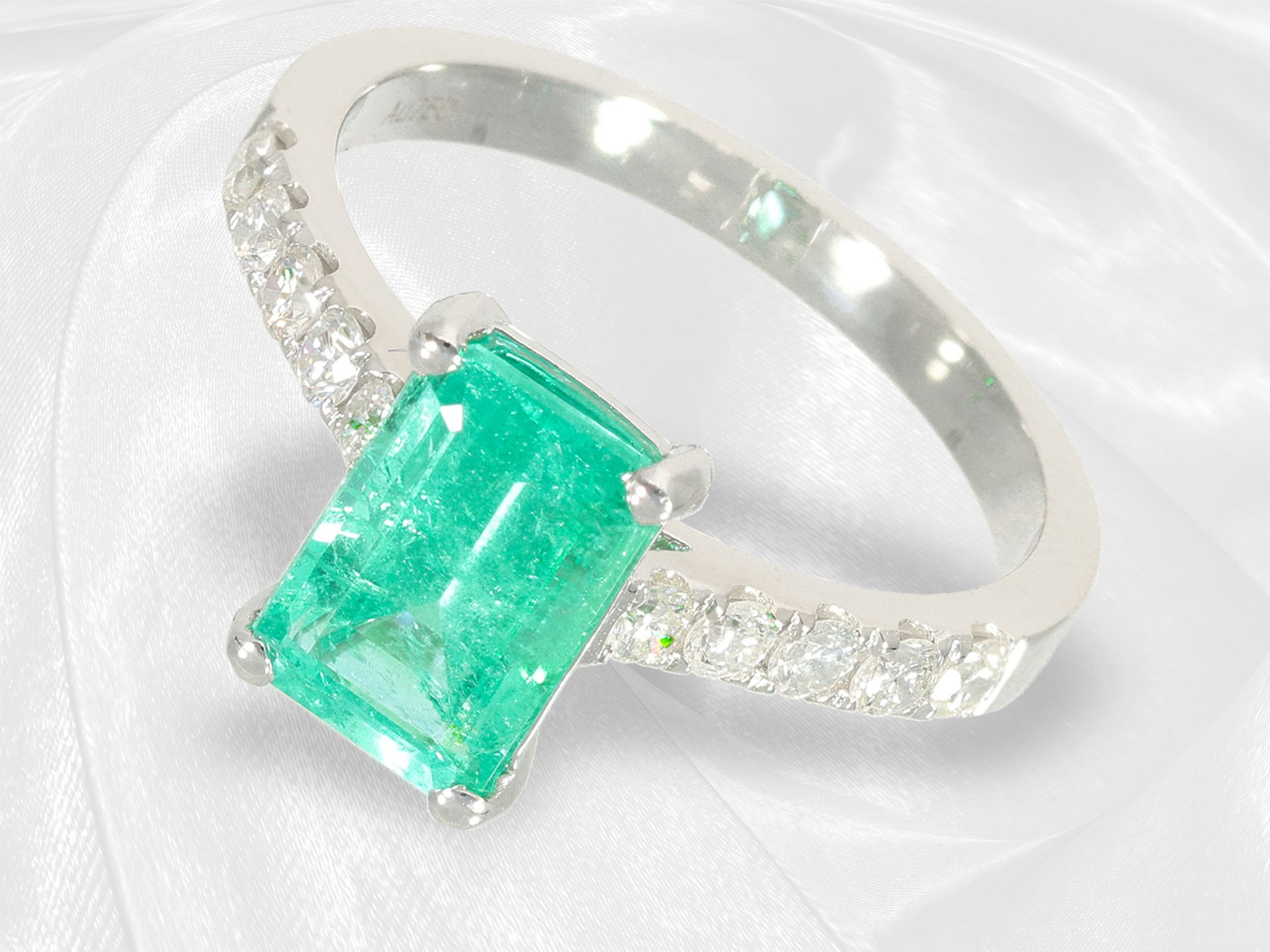 Unworn white gold goldsmith's ring with a bright green emerald and beautiful brilliant-cut diamonds