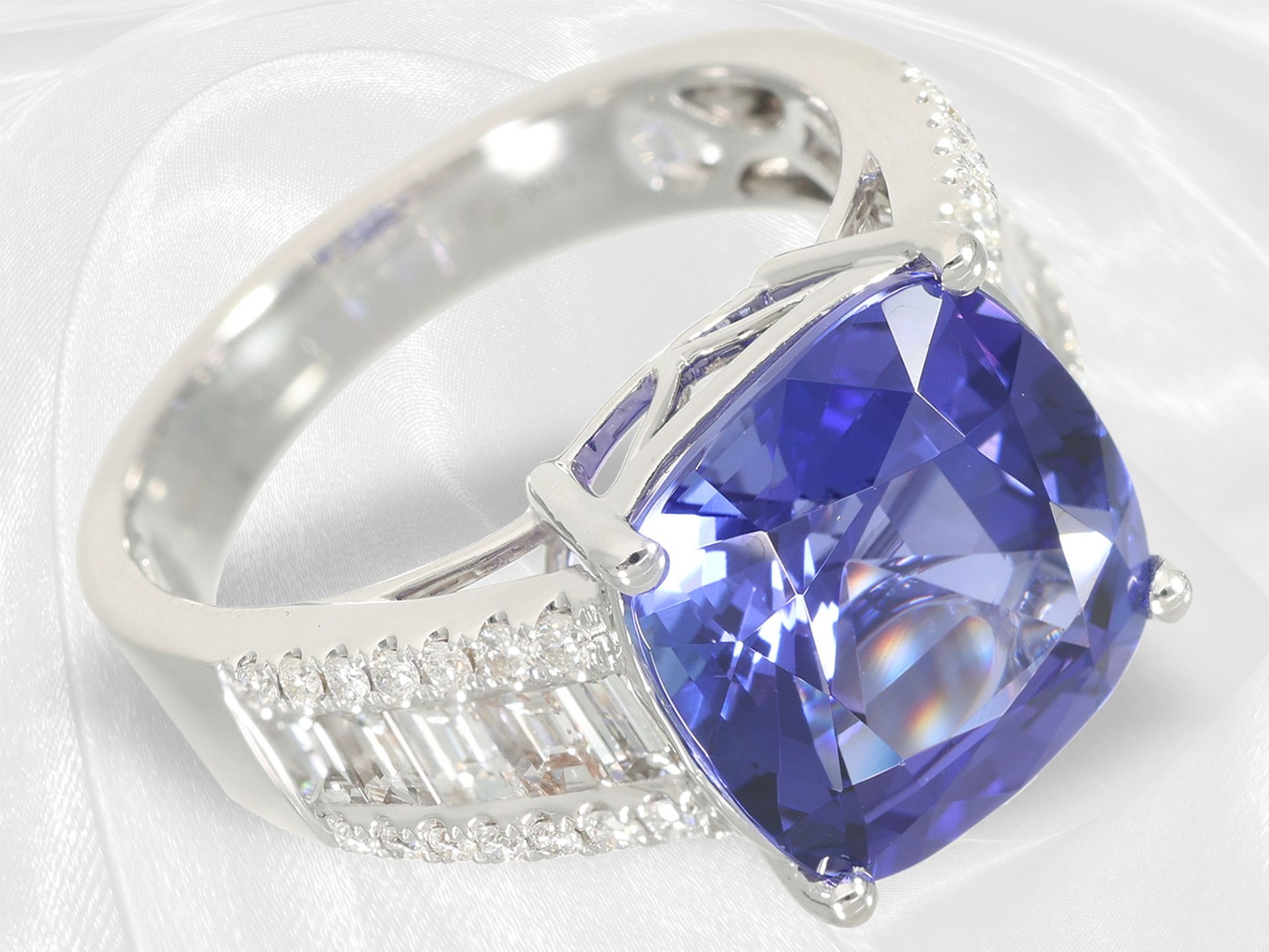 Ring: very high quality diamond/tanzanite ring, like new - Image 2 of 5