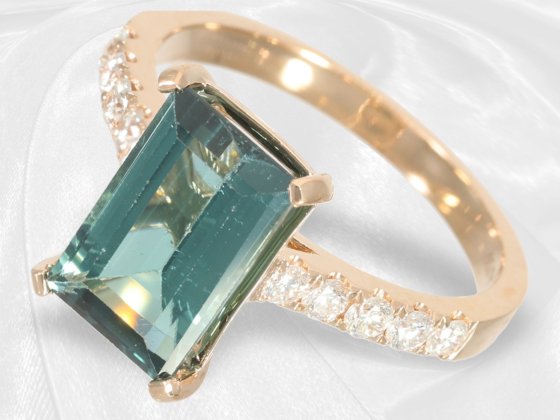 Ring: beautiful goldsmith's ring with tourmaline and brilliant-cut diamonds, 18K gold