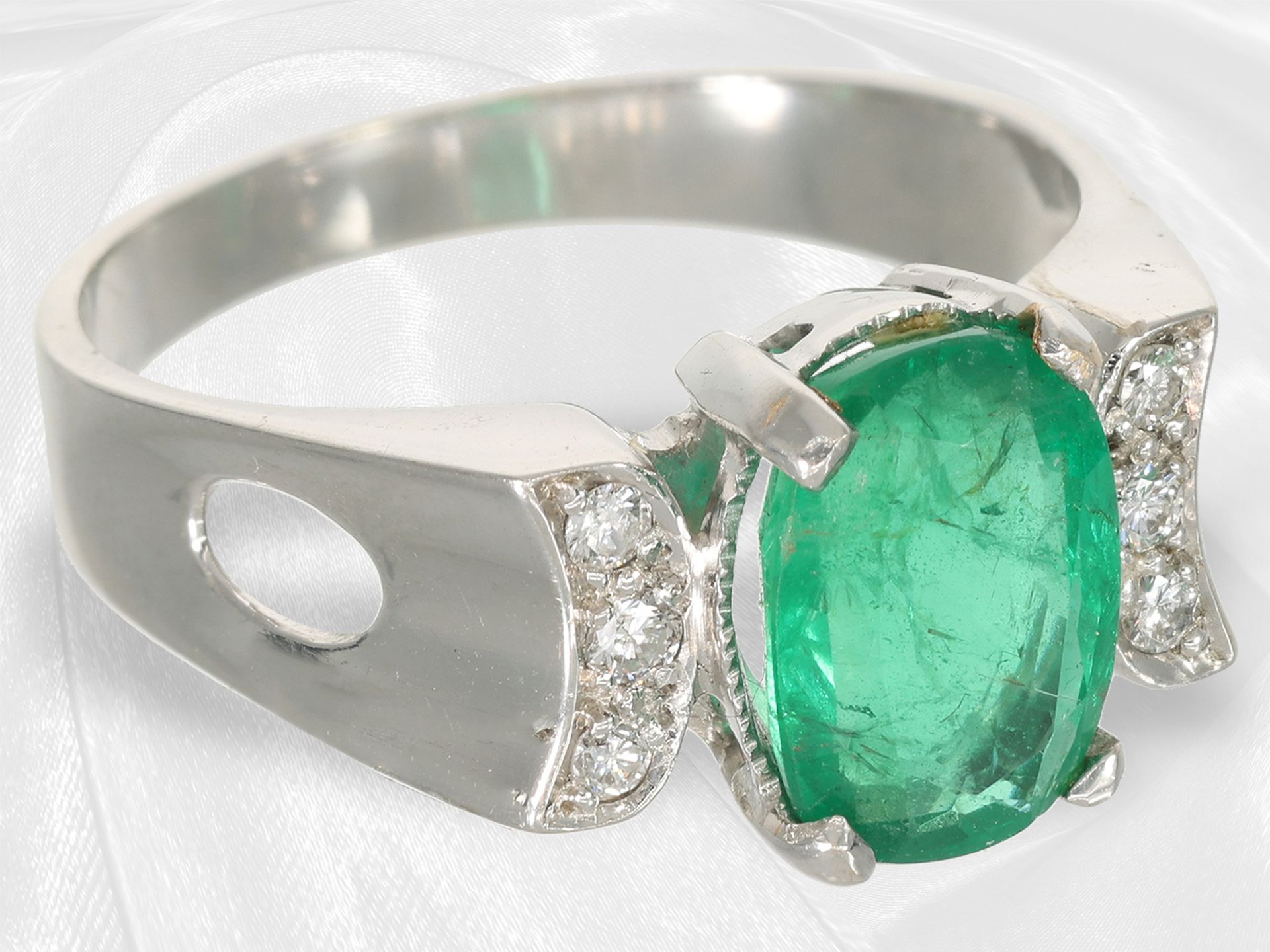 Ring: modern emerald/brilliant-cut diamond goldsmith ring, 18K white gold - Image 4 of 5