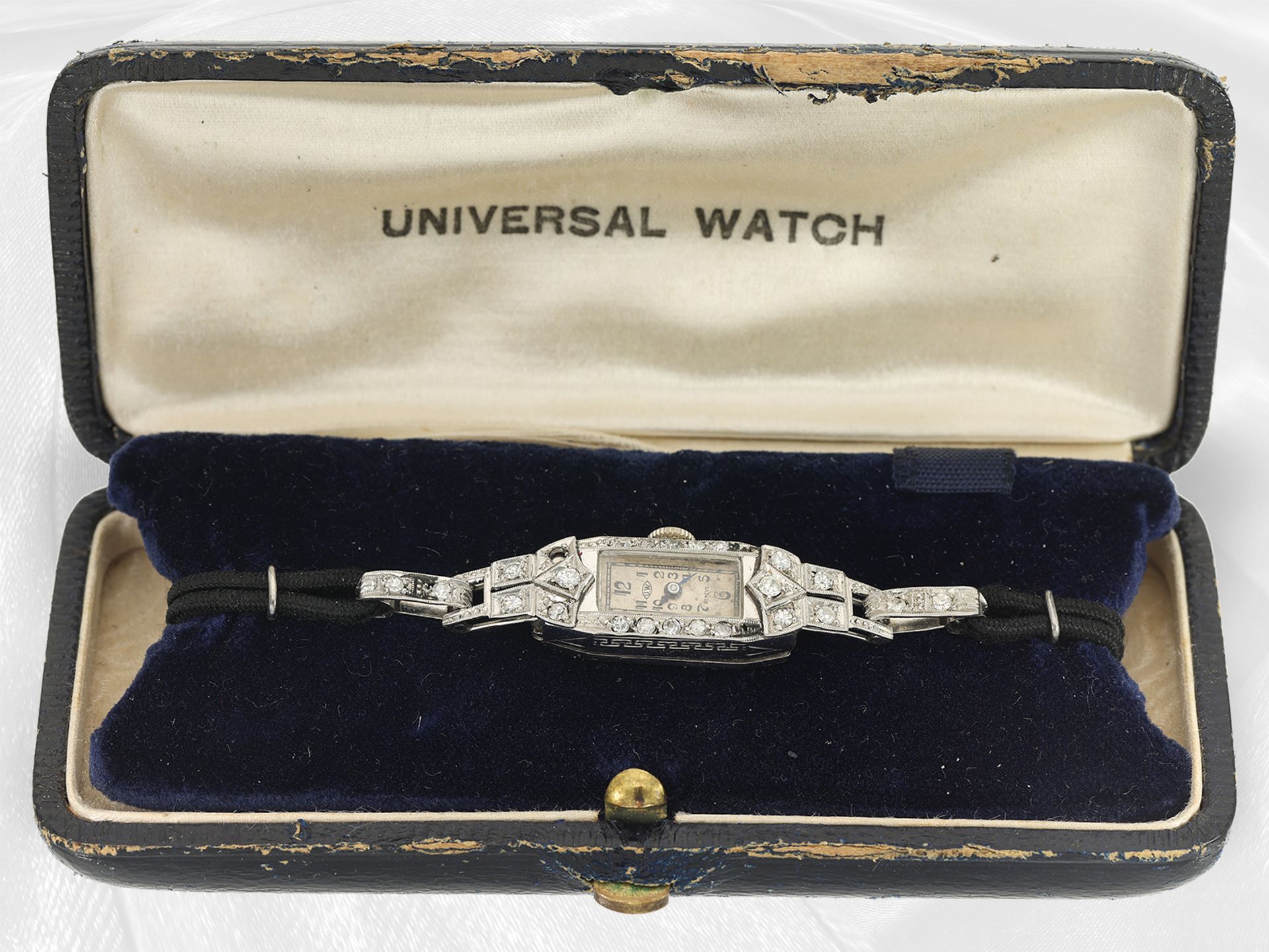 Attraktive Art déco Damenuhr aus Platin mit Diamantbesatz, "Universal Watch", ca. 1920