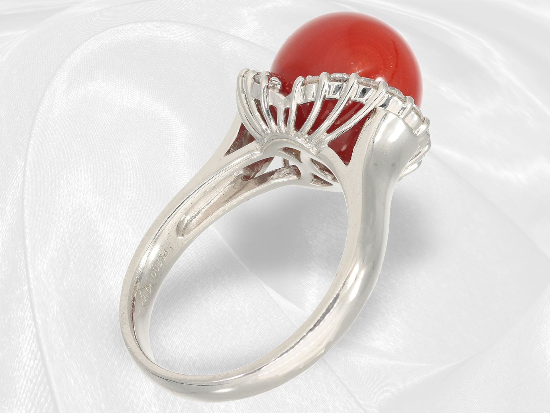 Ring: solid vintage goldsmith platinum ring with coral and brilliant-cut diamonds - Image 4 of 5