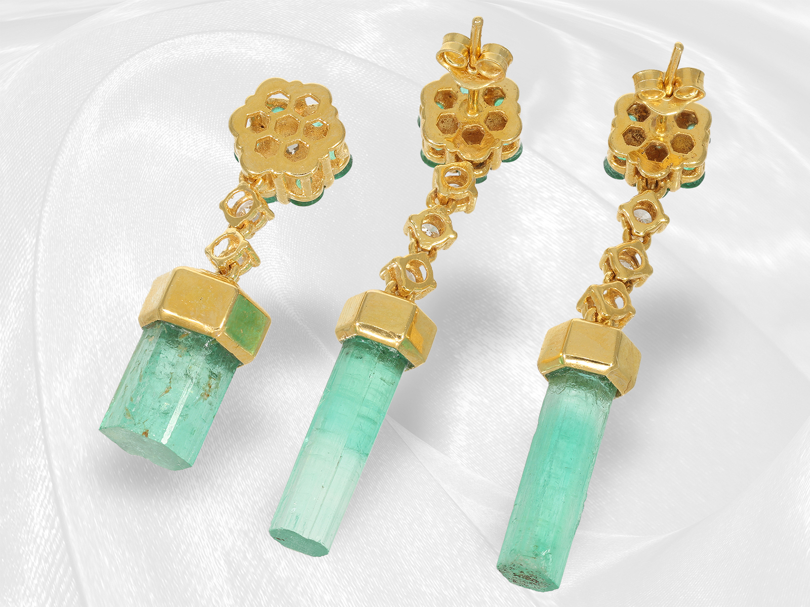 Golden earrings and matching pendant with emerald crystal and brilliant-cut diamonds, handmade, 18K  - Image 3 of 5