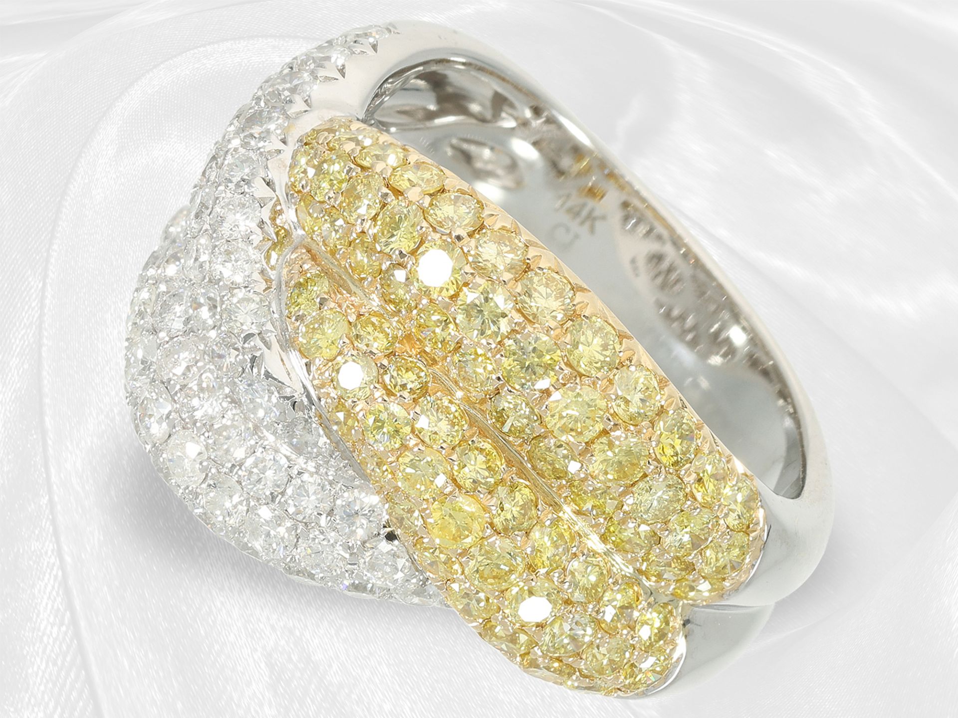 Ring: modern cocktail ring with white brilliant-cut diamonds and yellow fancy diamonds, total approx - Image 4 of 5