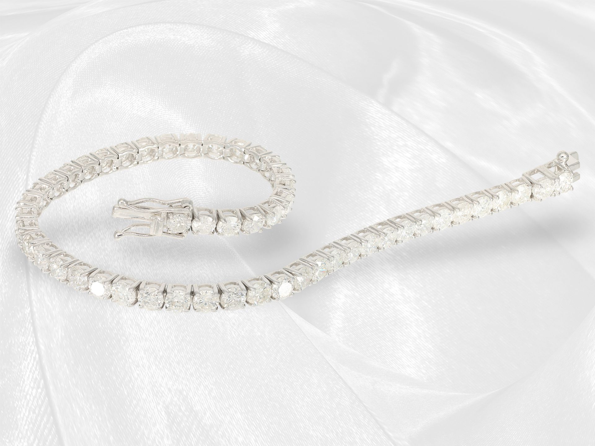 Bracelet: white gold tennis bracelet with 51 x 0.175ct white brilliant-cut diamonds, approx. 9ct - Image 2 of 6