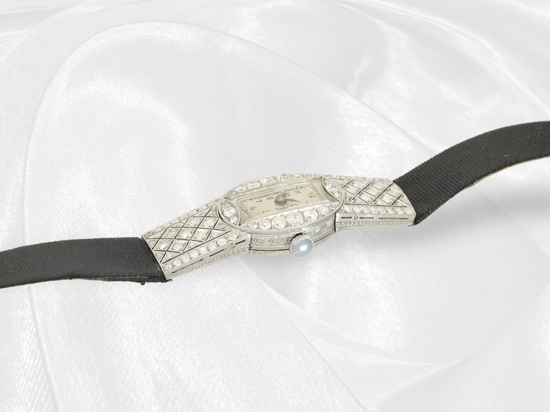 Armbanduhr: attraktive Art déco Damenuhr aus Platin mit Diamantbesatz, ca. 2ct, ca. 1920 - Bild 4 aus 4