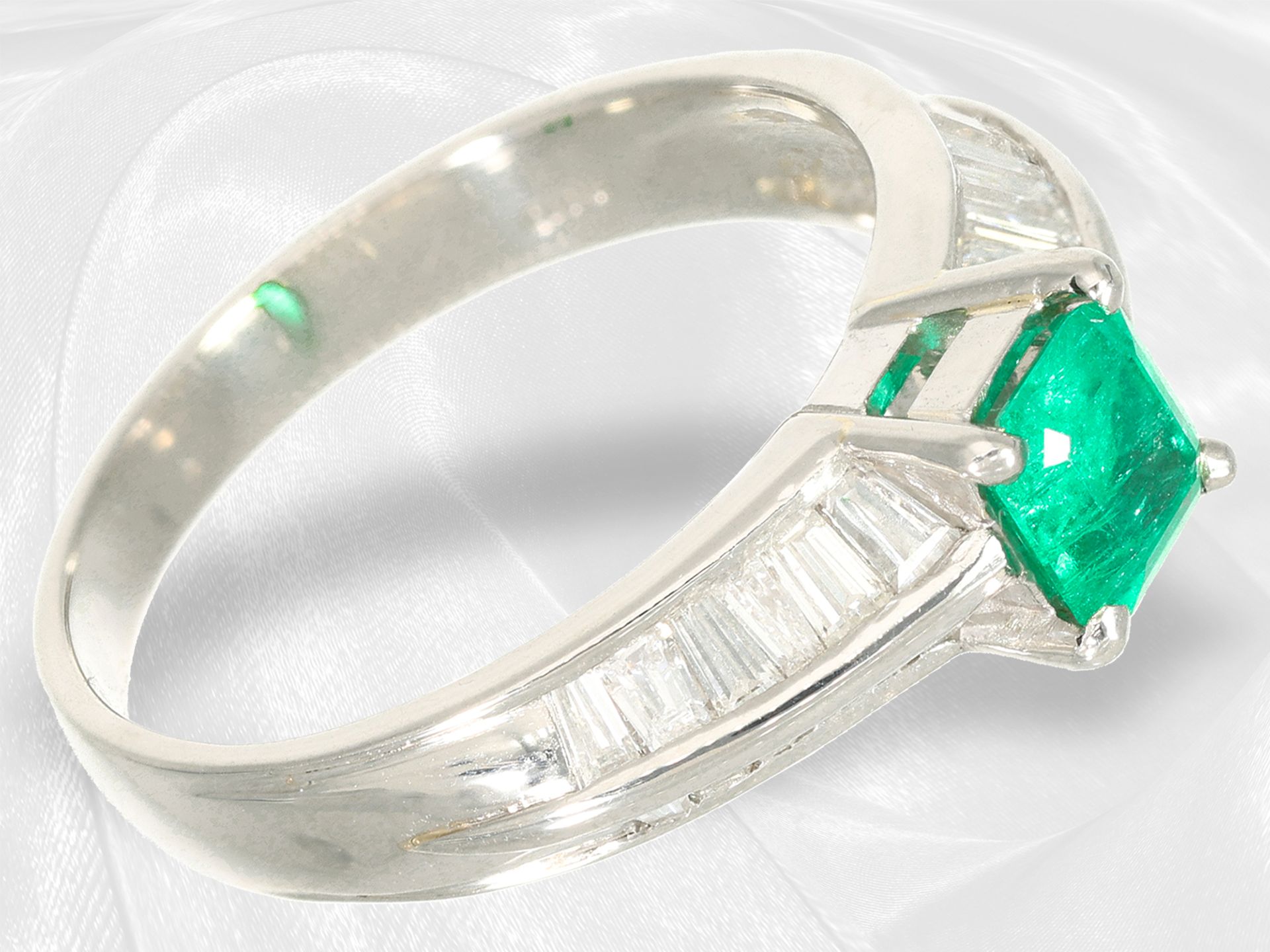 Ring: eleganter, neuwertiger Platinring mit Smaragd und Trapez-Diamanten - Bild 2 aus 5