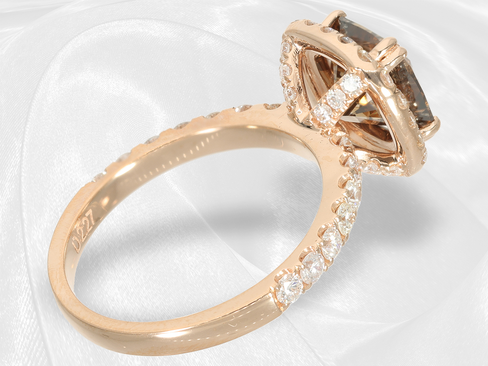 Interesting high carat pink gold ring with white and a fancy brilliant-cut diamond of 2.28ct, unworn - Image 6 of 7