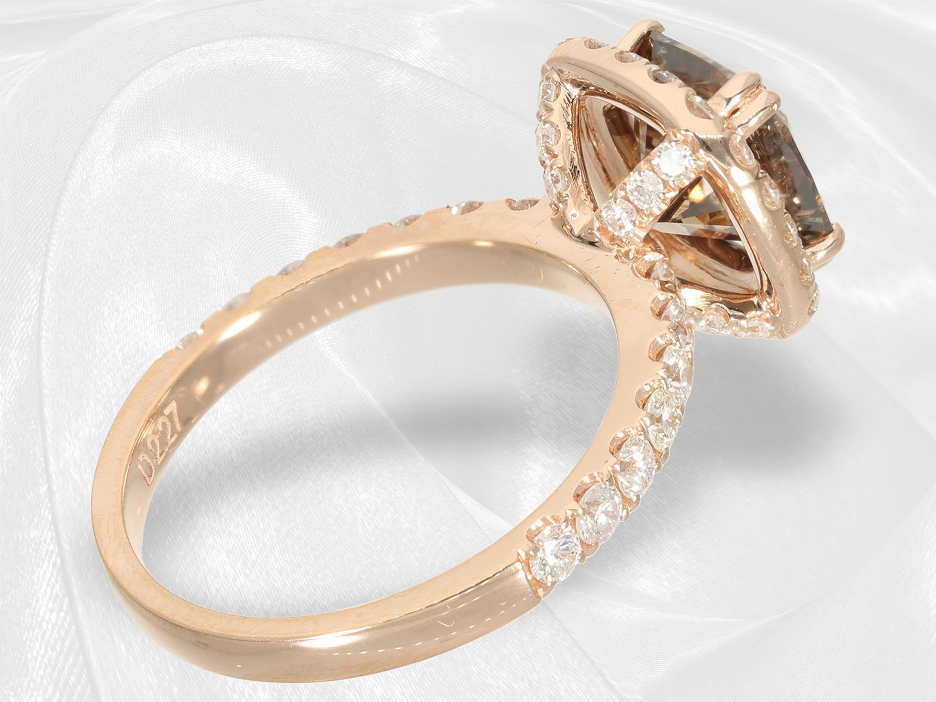 Interesting high carat pink gold ring with white and a fancy brilliant-cut diamond of 2.28ct, unworn - Image 6 of 7