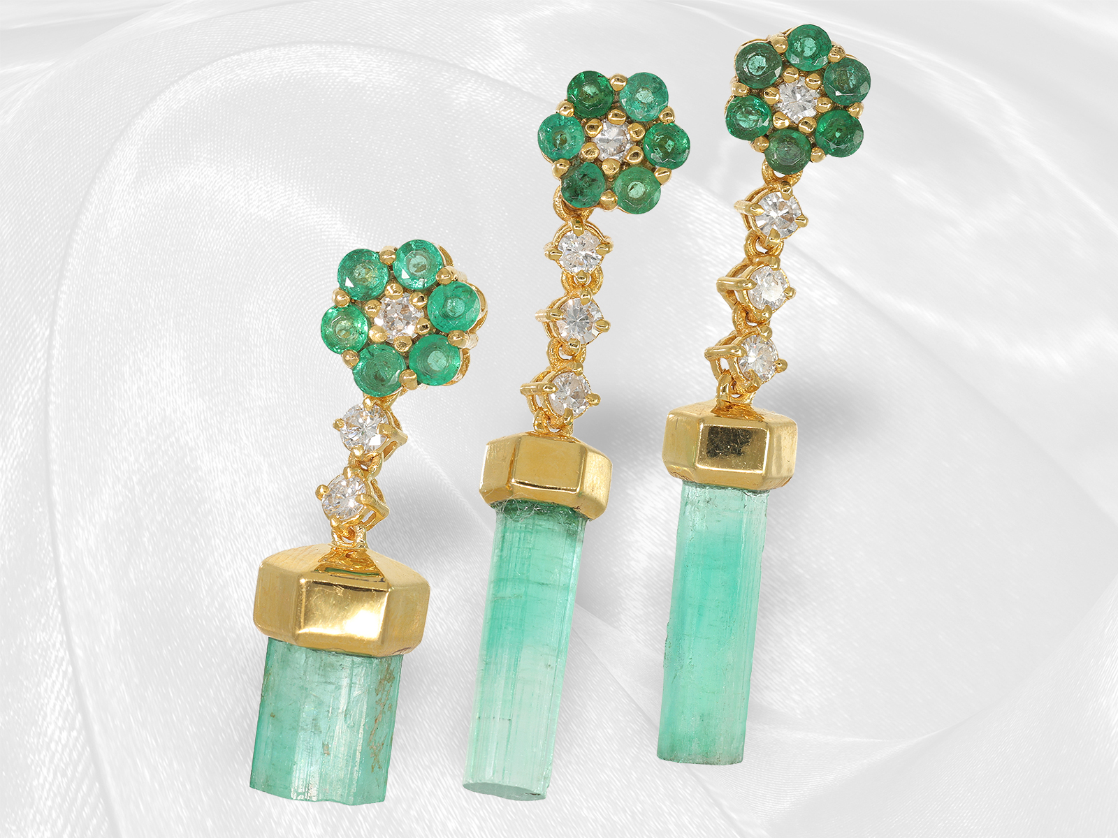 Golden earrings and matching pendant with emerald crystal and brilliant-cut diamonds, handmade, 18K  - Image 4 of 5