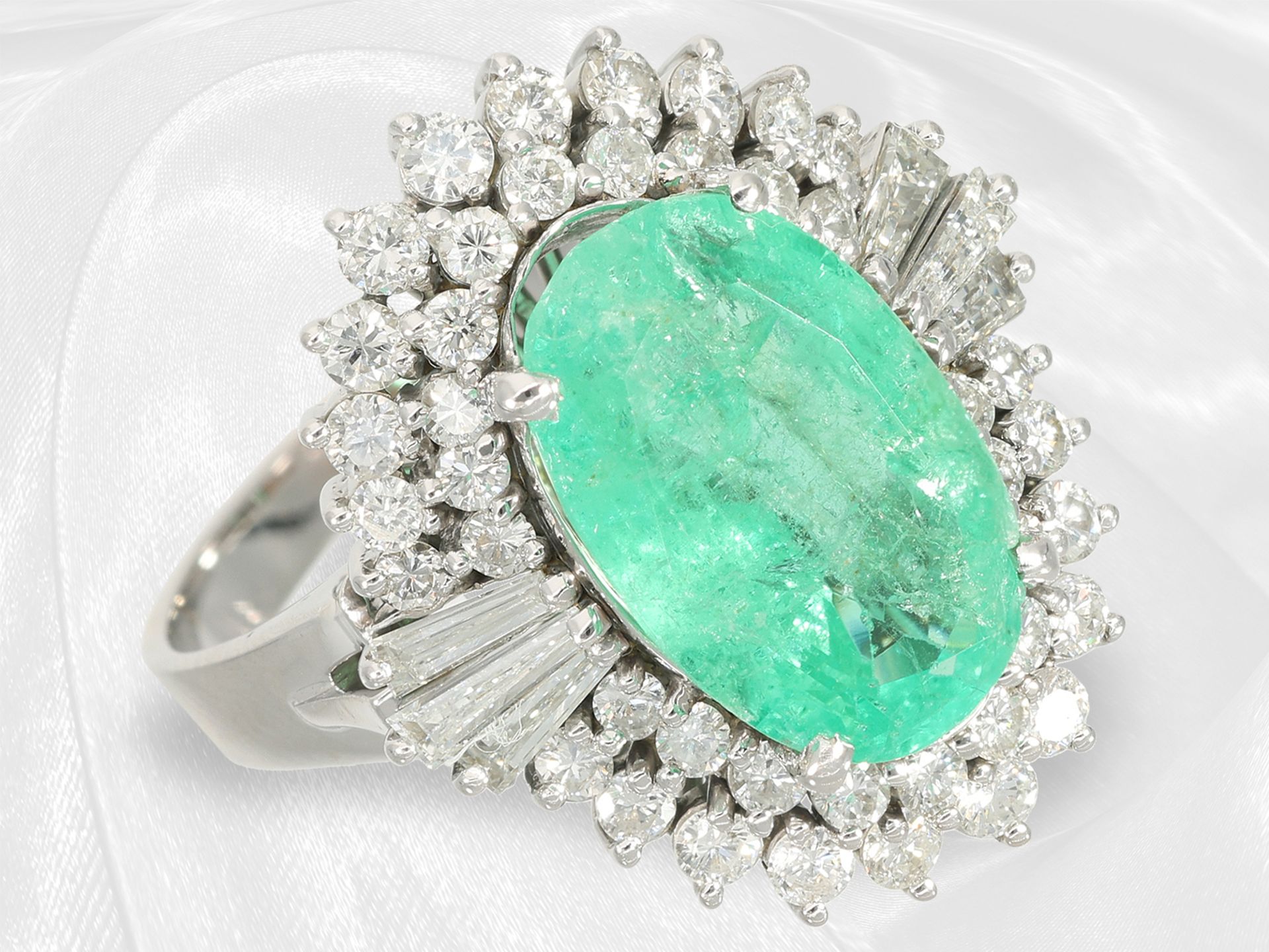 Very decorative and fancy vintage emerald/brilliant-cut blossom ring, approx. 5.63ct, 18K white gold - Image 4 of 6