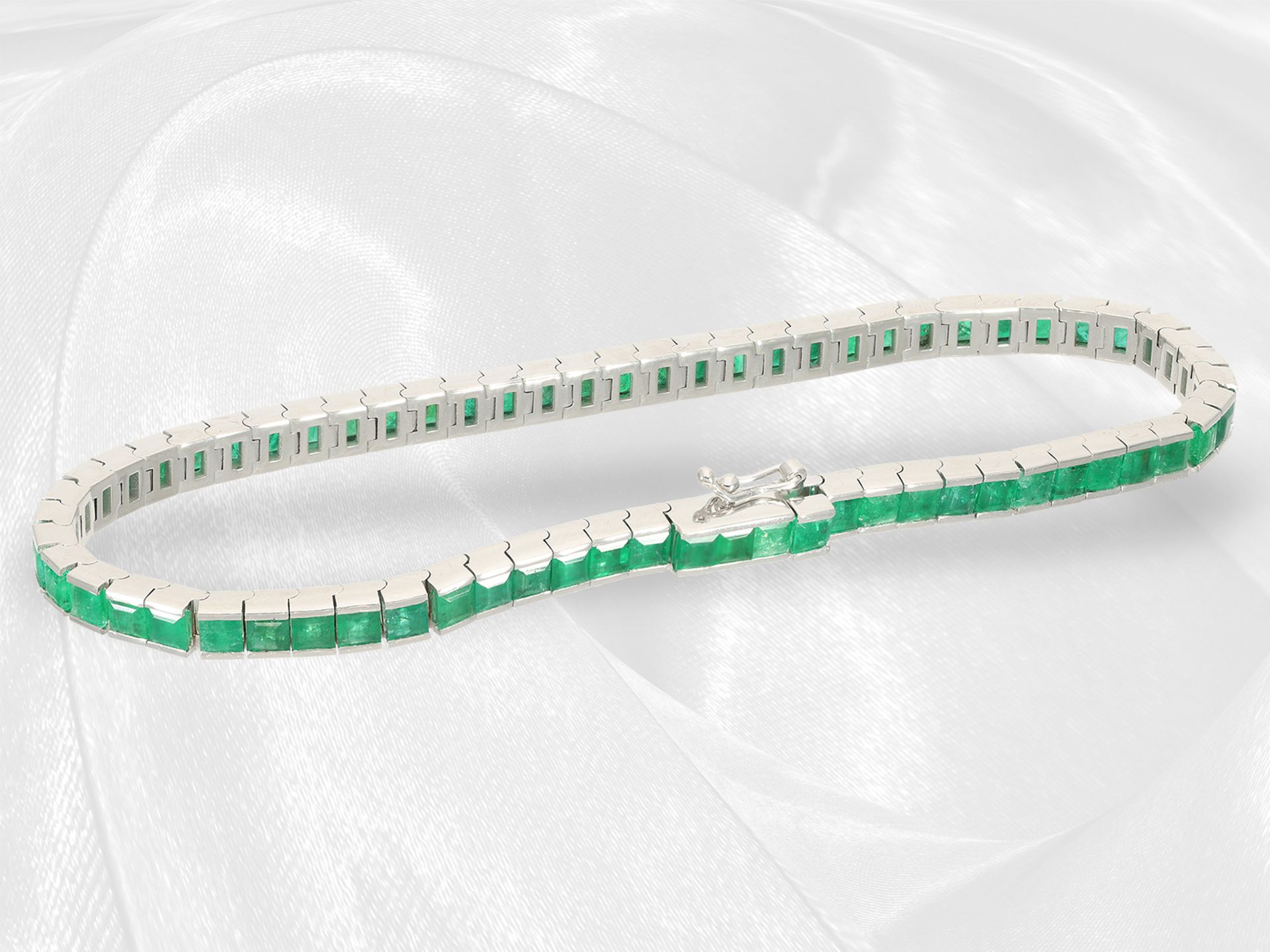 Unworn and modern emerald goldsmith bracelet, approx. 8.7ct, 18K white gold - Image 4 of 5