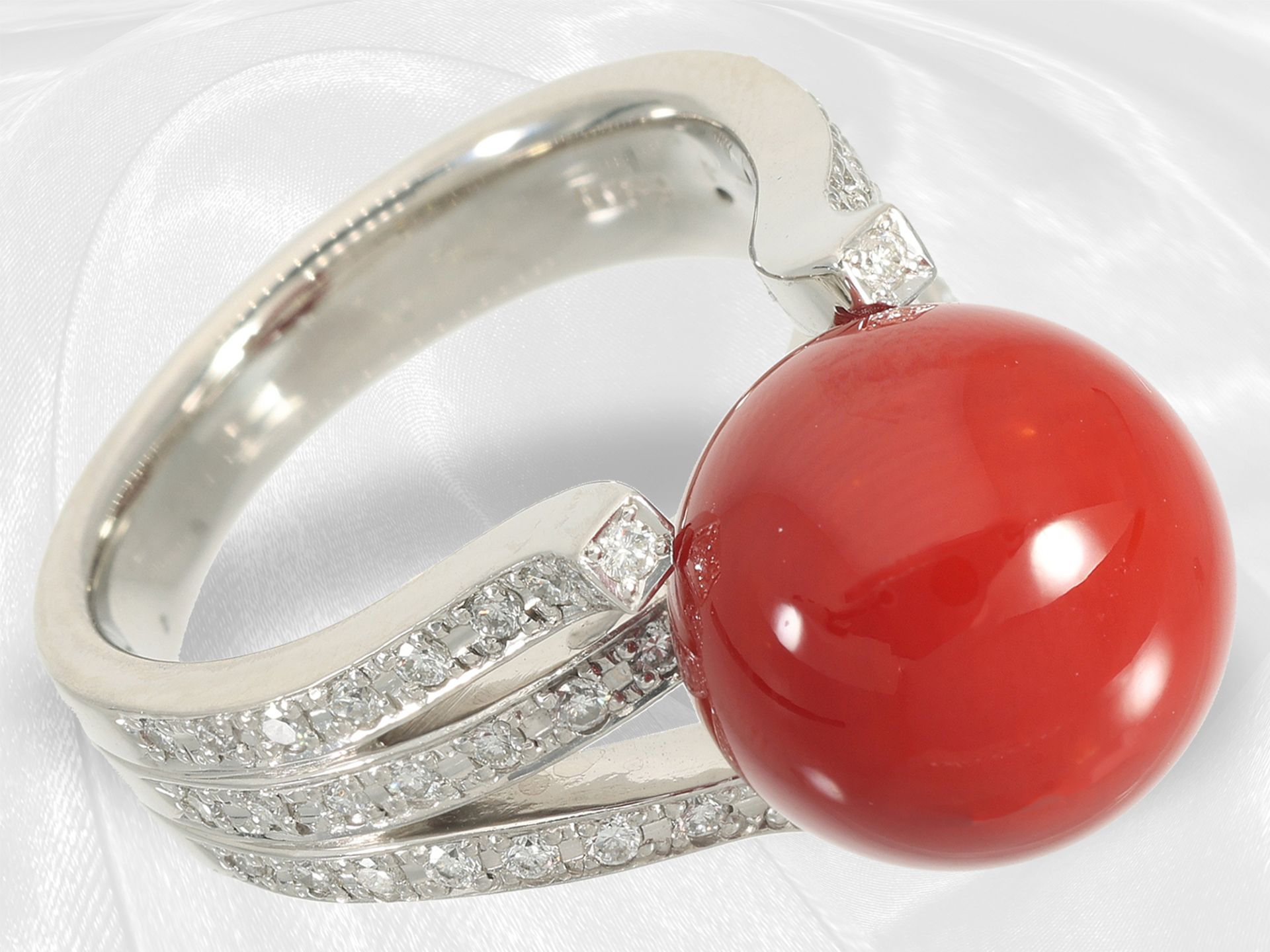 Ring: high quality brilliant-cut diamond ring with coral ball, like new handmade from platinum - Image 3 of 4