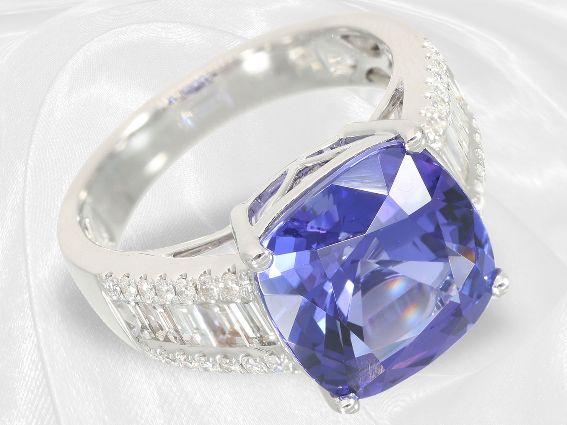 Ring: very high quality diamond/tanzanite ring, like new - Image 3 of 5