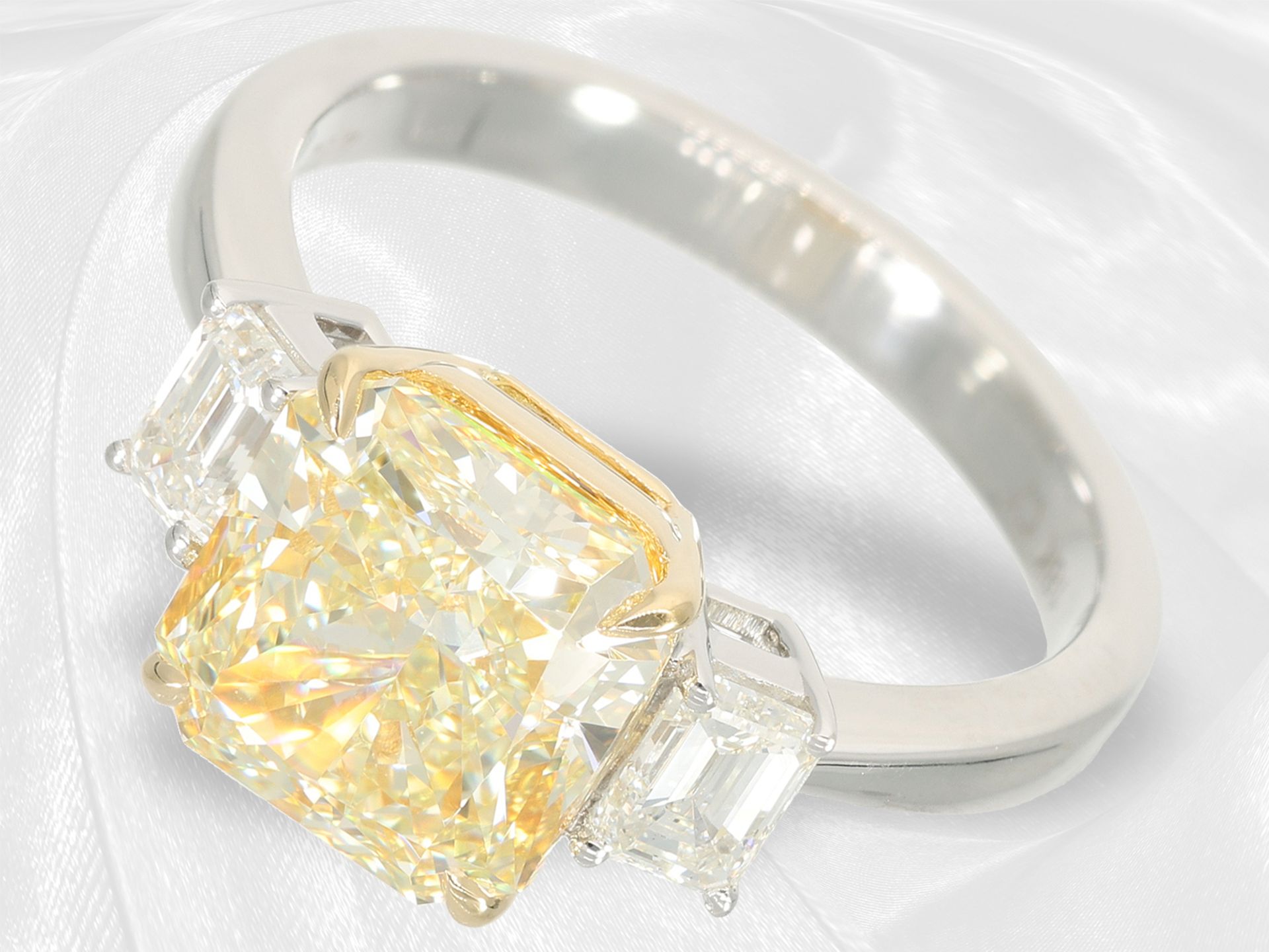 Ring: hochfeiner Fancy Brillantring sehr seltener Farbe, 4,02ct, GIA Report - Bild 6 aus 7