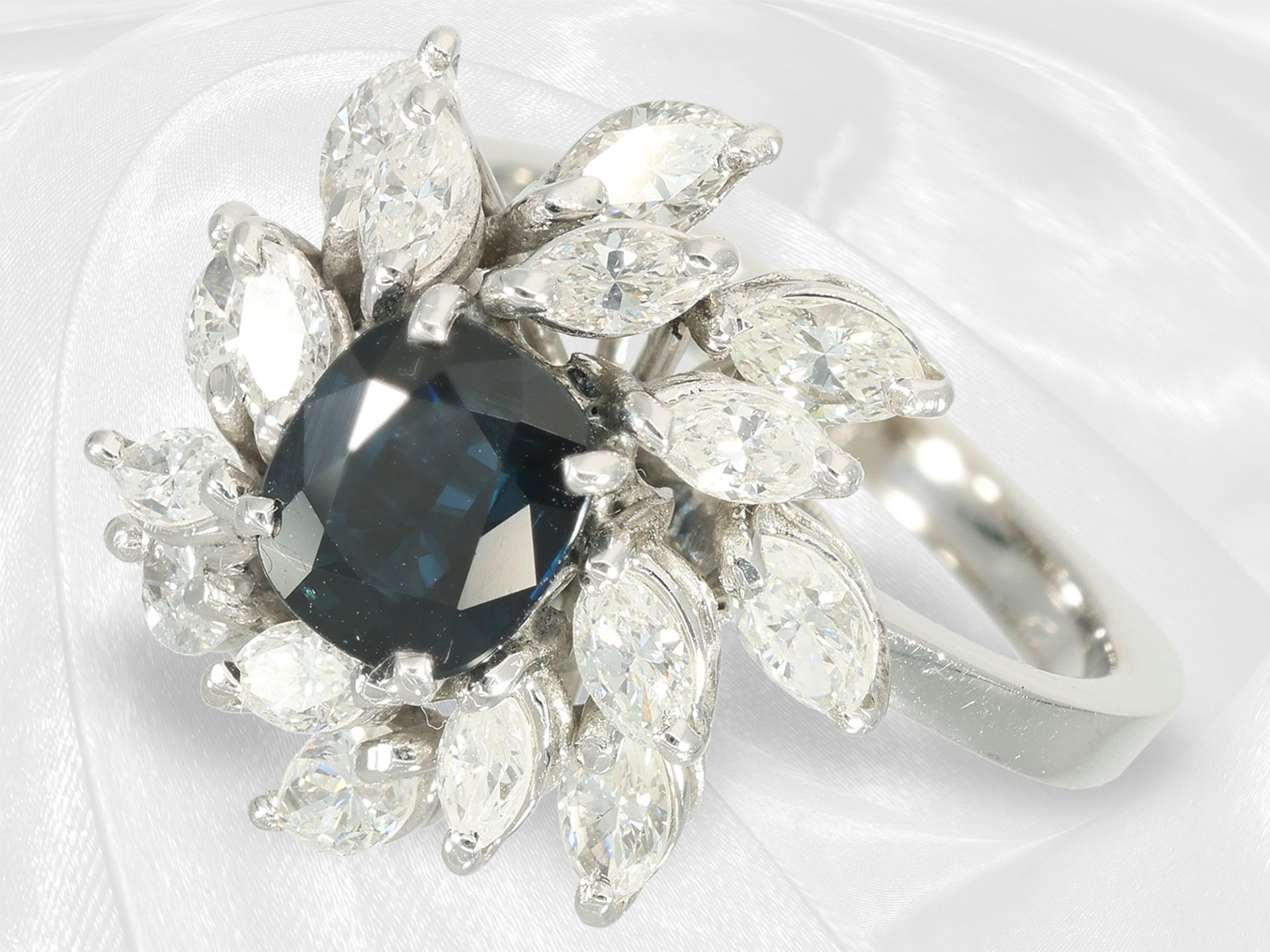 Ring: hochwertiger Blütenring mit schönem Saphir und Brillantbesatz, ca. 3,36ct - Bild 4 aus 5