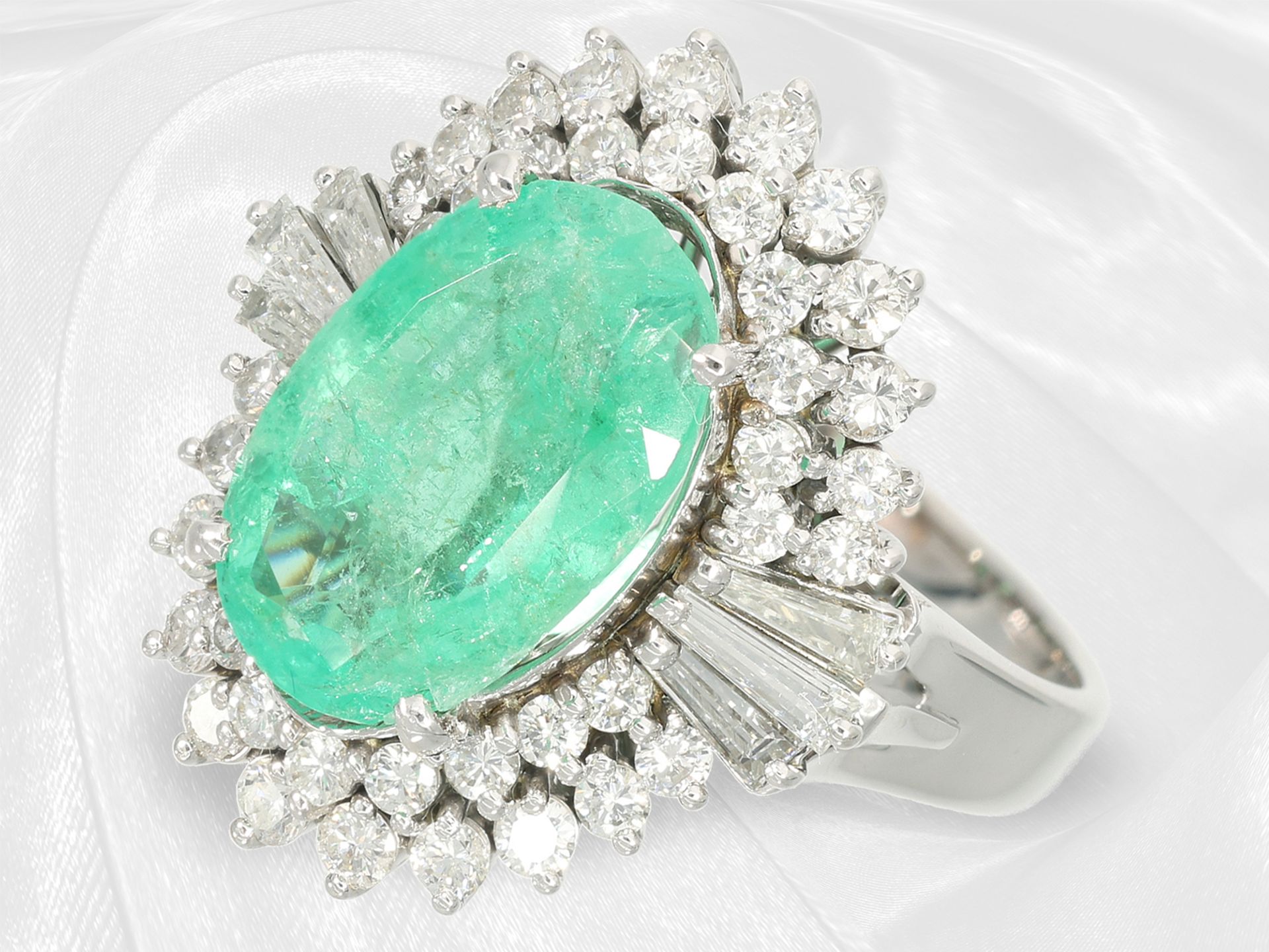 Very decorative and fancy vintage emerald/brilliant-cut blossom ring, approx. 5.63ct, 18K white gold - Image 5 of 6