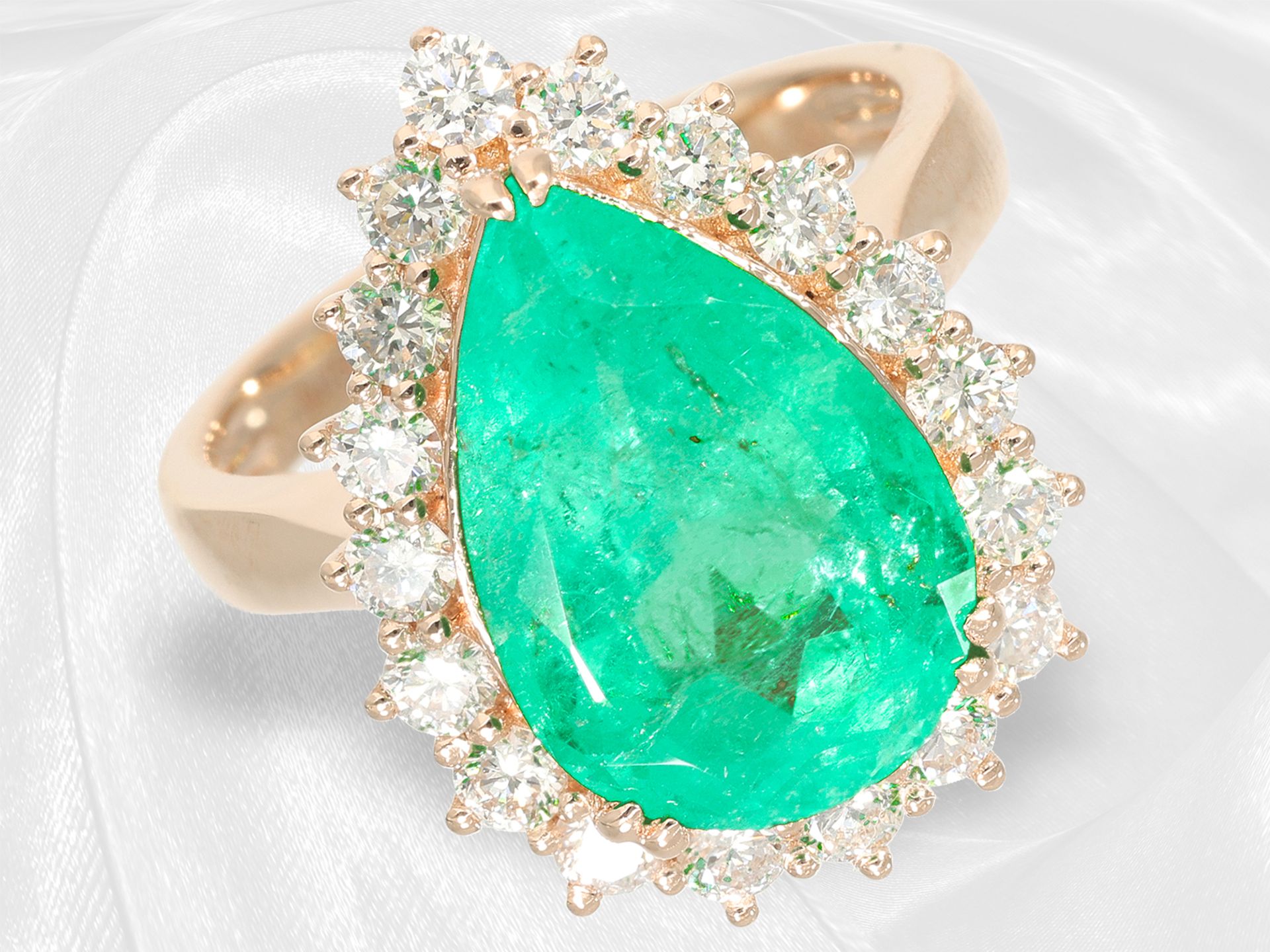 Ring: modern, formerly very expensive emerald/brilliant-cut diamond ring, natural Colombian emerald  - Image 6 of 7