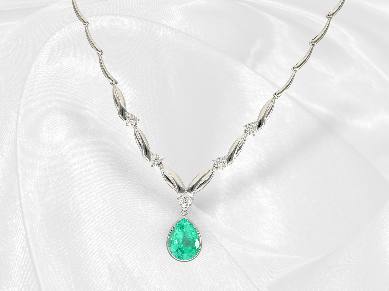 Necklace: very fine platinum necklace with certified Colombian emerald "Minor" of 3.97ct, IGI Report - Image 3 of 4