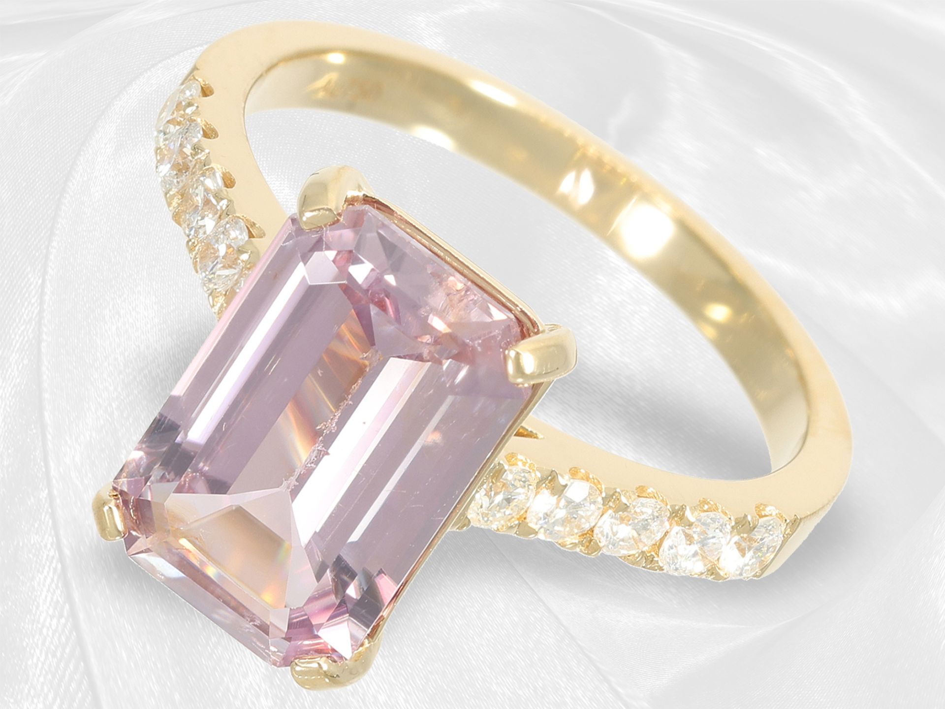 Neuwertiger Saphir/Brillant-Goldschmiedering, pinker colourchange Saphir von ca. 4,2ct, 18K Gold - Bild 3 aus 5