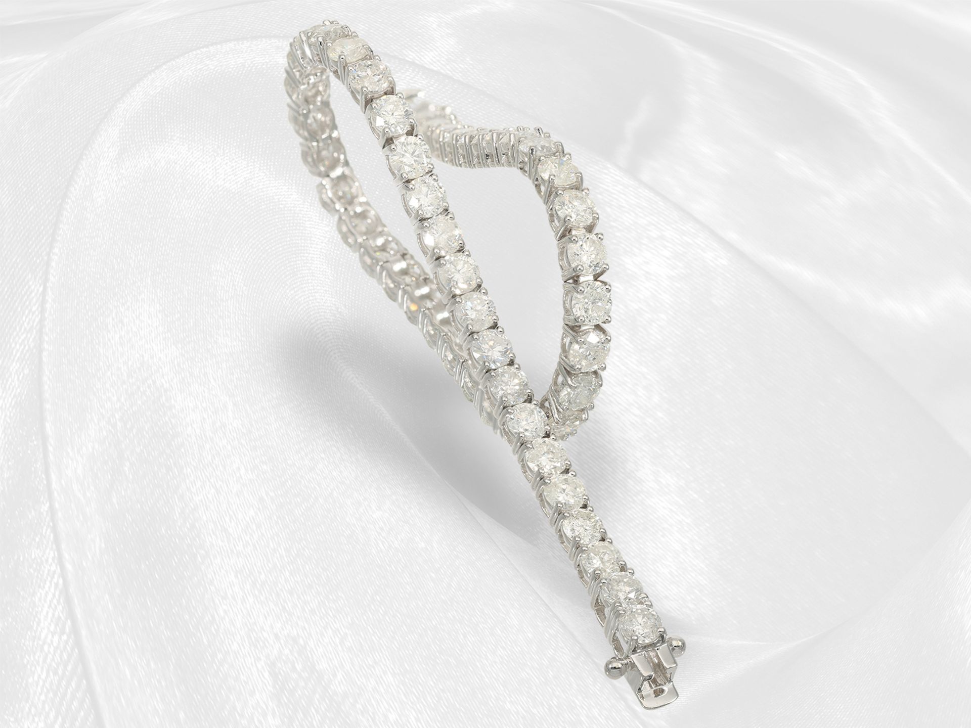 Bracelet: white gold tennis bracelet with 51 x 0.175ct white brilliant-cut diamonds, approx. 9ct - Image 3 of 6