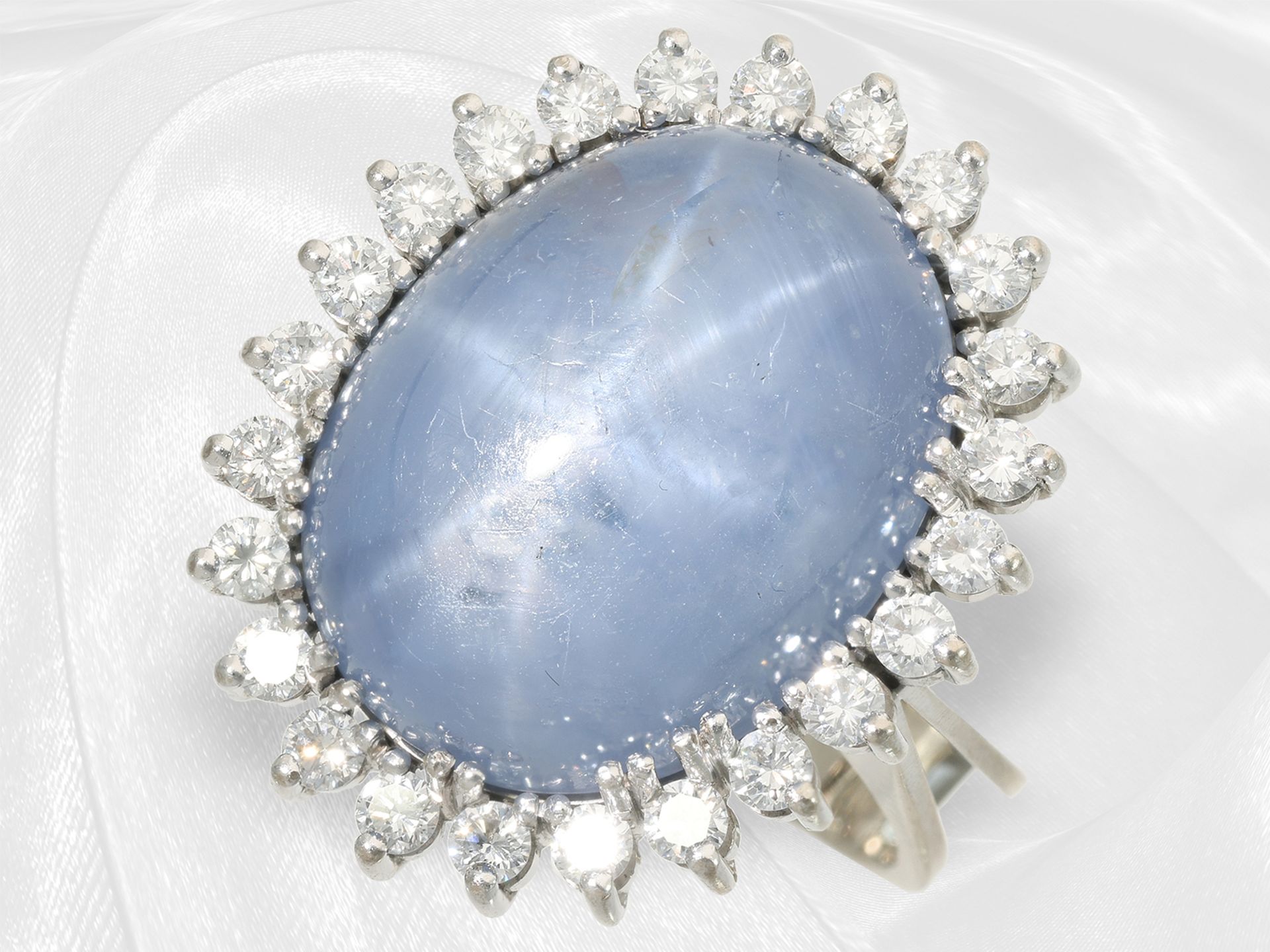 High-quality vintage goldsmith's ring with exceptionally large, untreated star sapphire of approx. 4