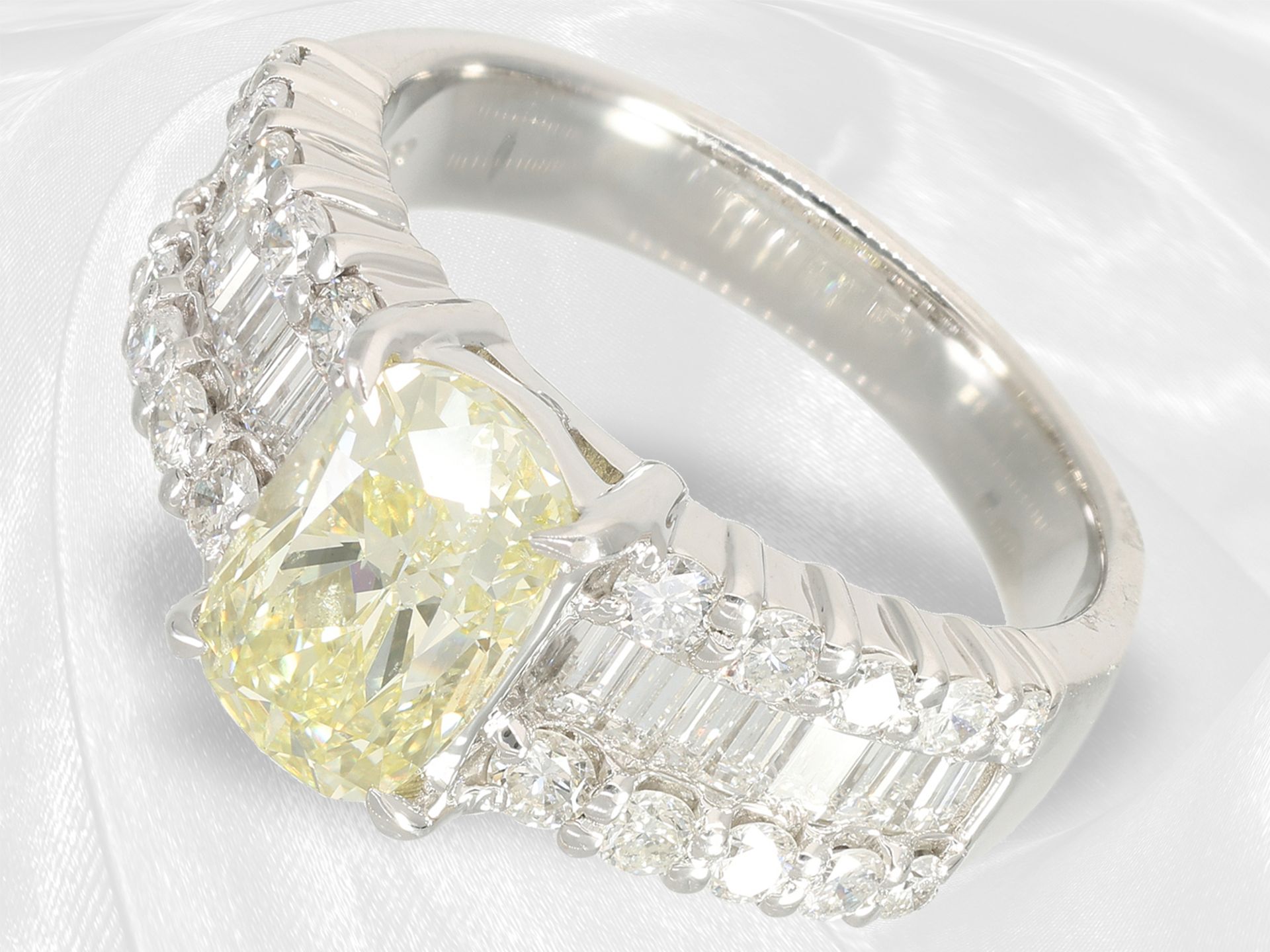Ring: exclusive platinum ring with fancy diamond of approx. 2.018ct, like new, original price approx