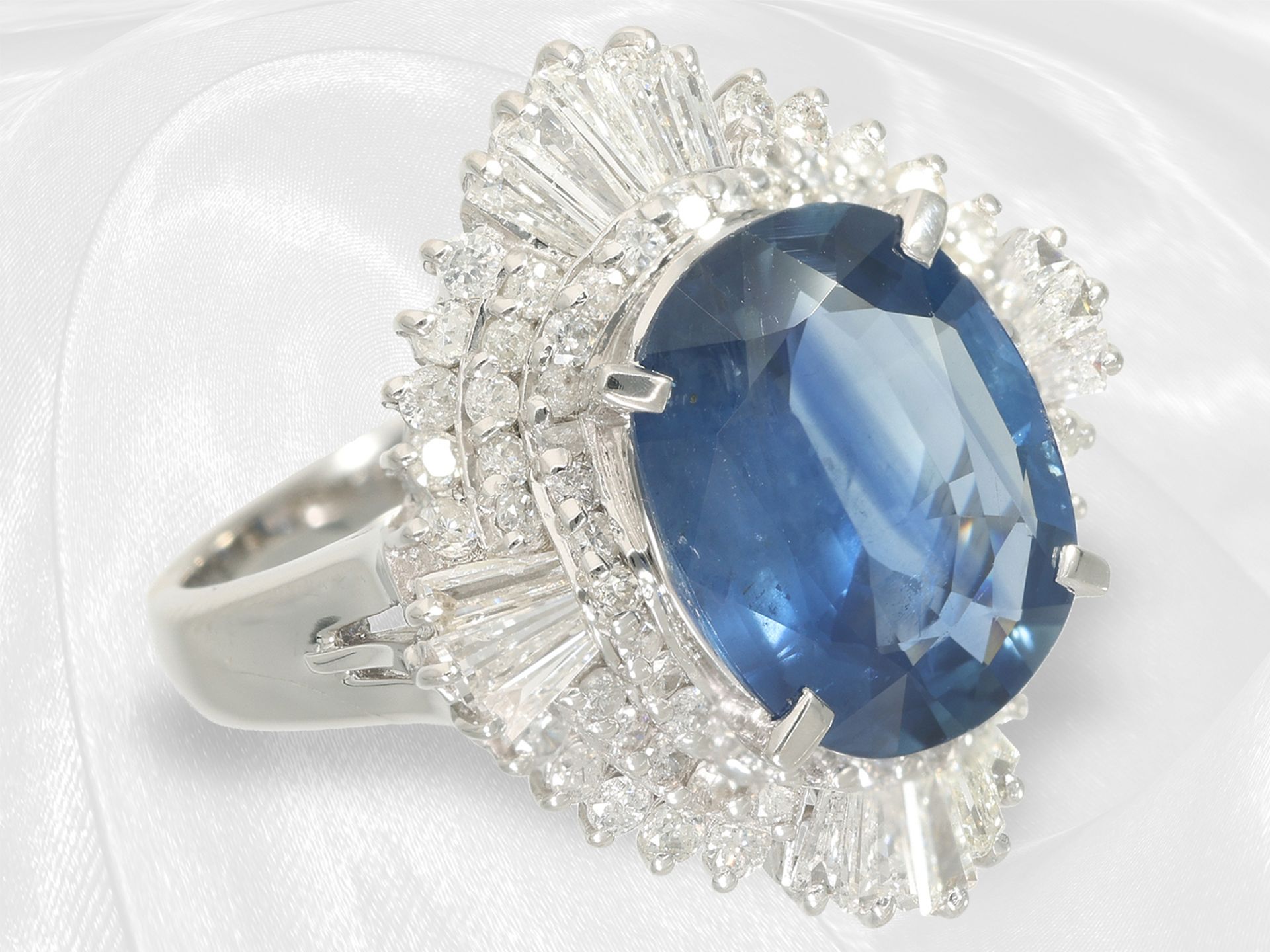 Ring: extremely high-quality ballerina ring, platinum, large sapphire, abundant diamond setting, IGI - Image 4 of 8