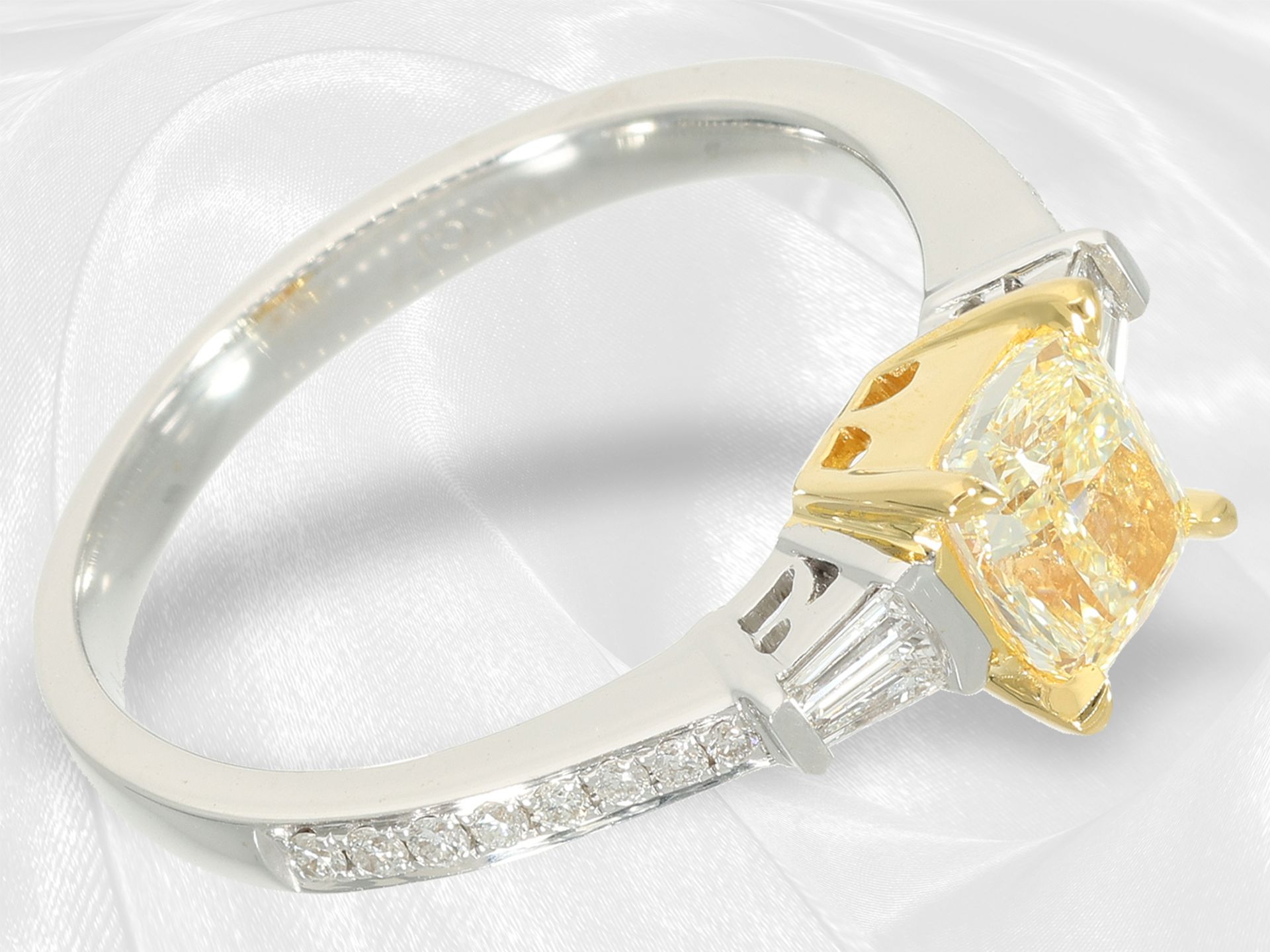 Ring: feiner moderner Brillantring, Mittelstein ein gelber "Cushion" von mindestens 1ct in hochfeine - Bild 4 aus 6
