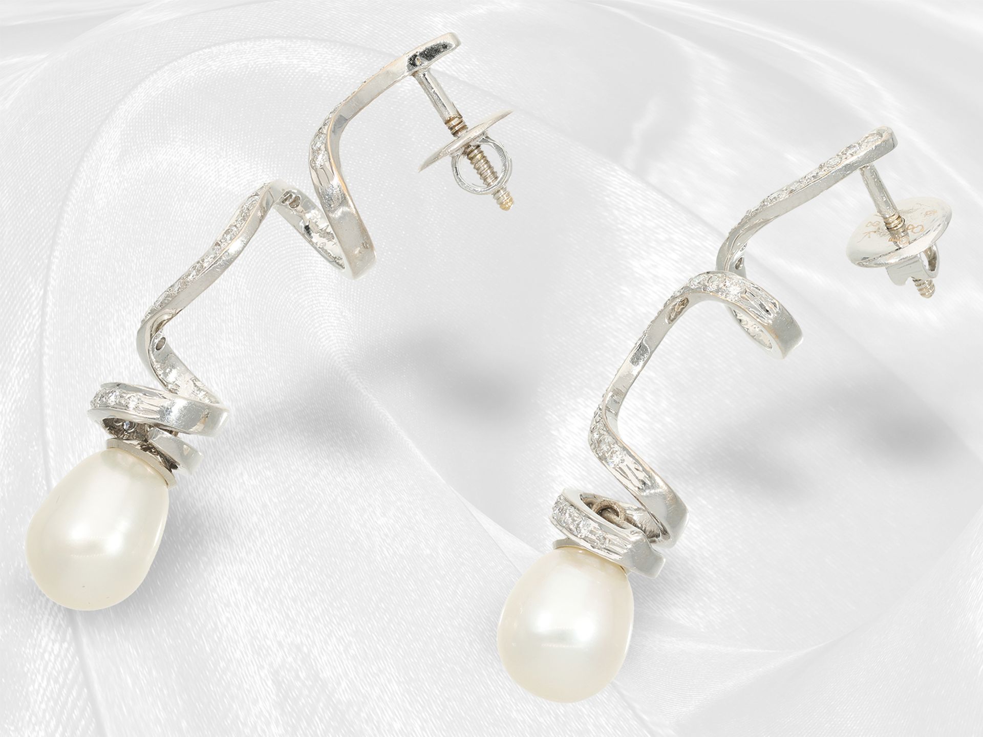 Very fancy and high quality designer stud earrings with cultured pearls and brilliant-cut diamonds,  - Image 2 of 3