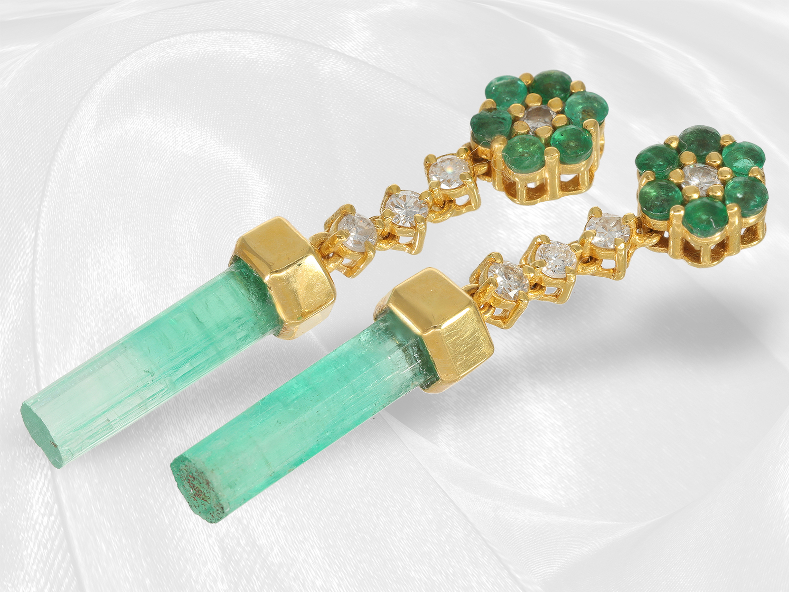 Golden earrings and matching pendant with emerald crystal and brilliant-cut diamonds, handmade, 18K  - Image 5 of 5