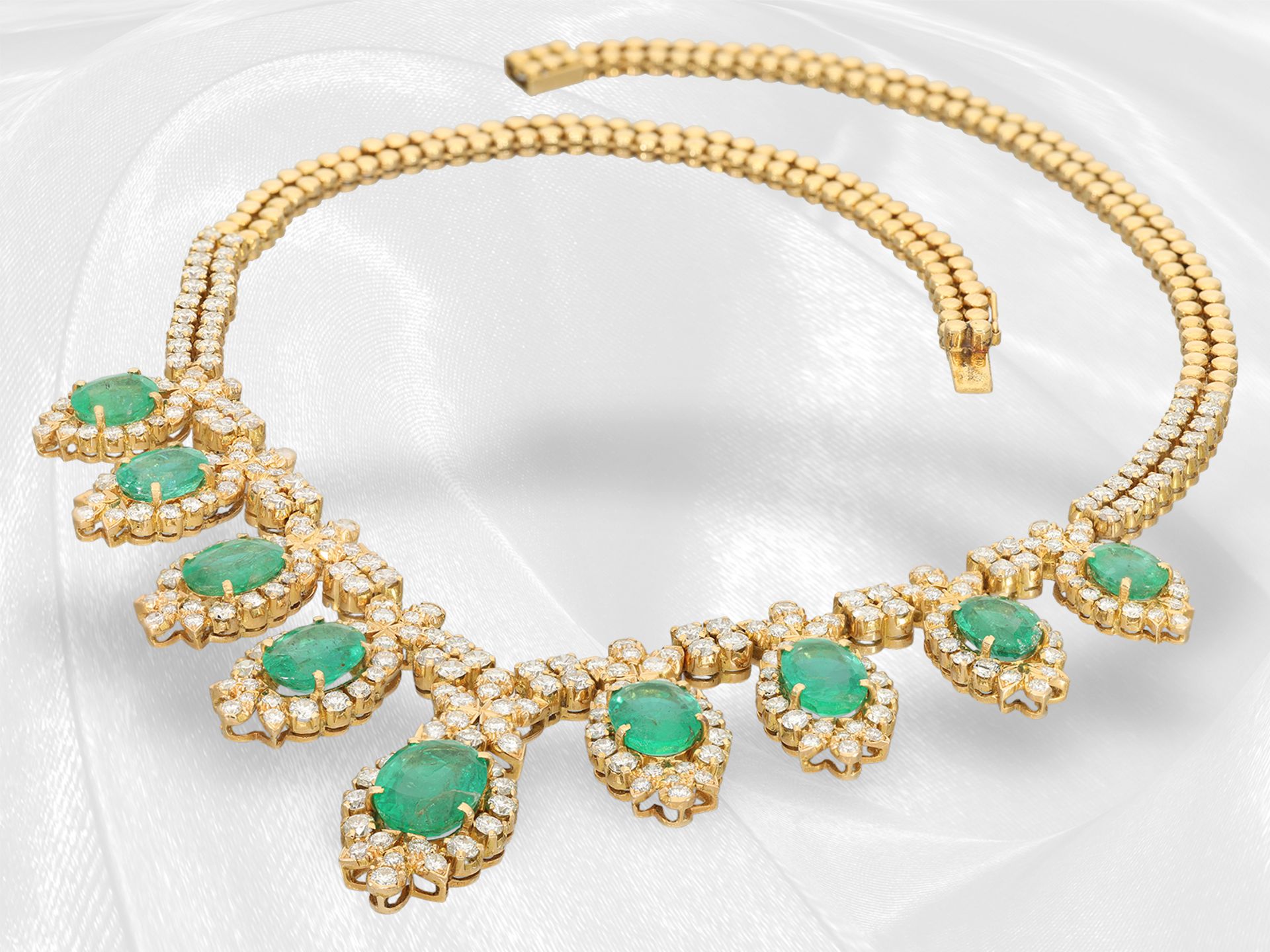 Necklace/ring/earrings: extremely high quality emerald/brilliant-cut diamond set in original case, a - Image 6 of 10