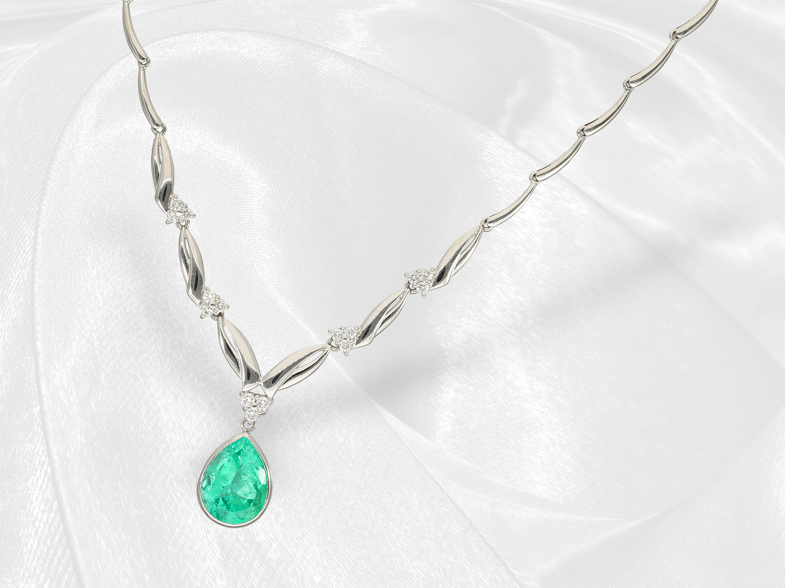 Necklace: very fine platinum necklace with certified Colombian emerald "Minor" of 3.97ct, IGI Report - Image 4 of 4