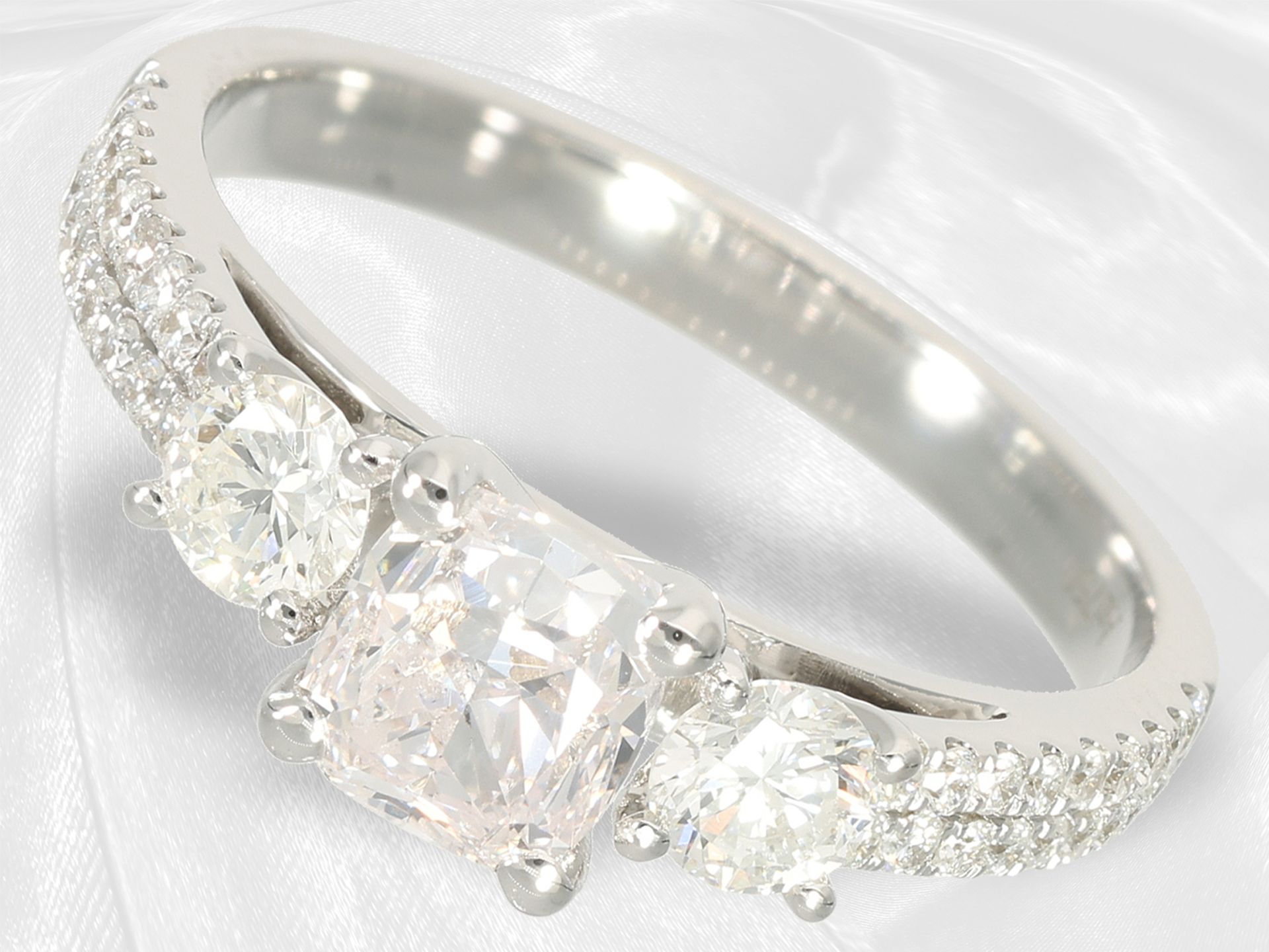 Exclusiver Diamant/Brillant-Goldschmiedering mit einem Diamanten in der sehr seltenen Farbe "Faint P - Bild 5 aus 8