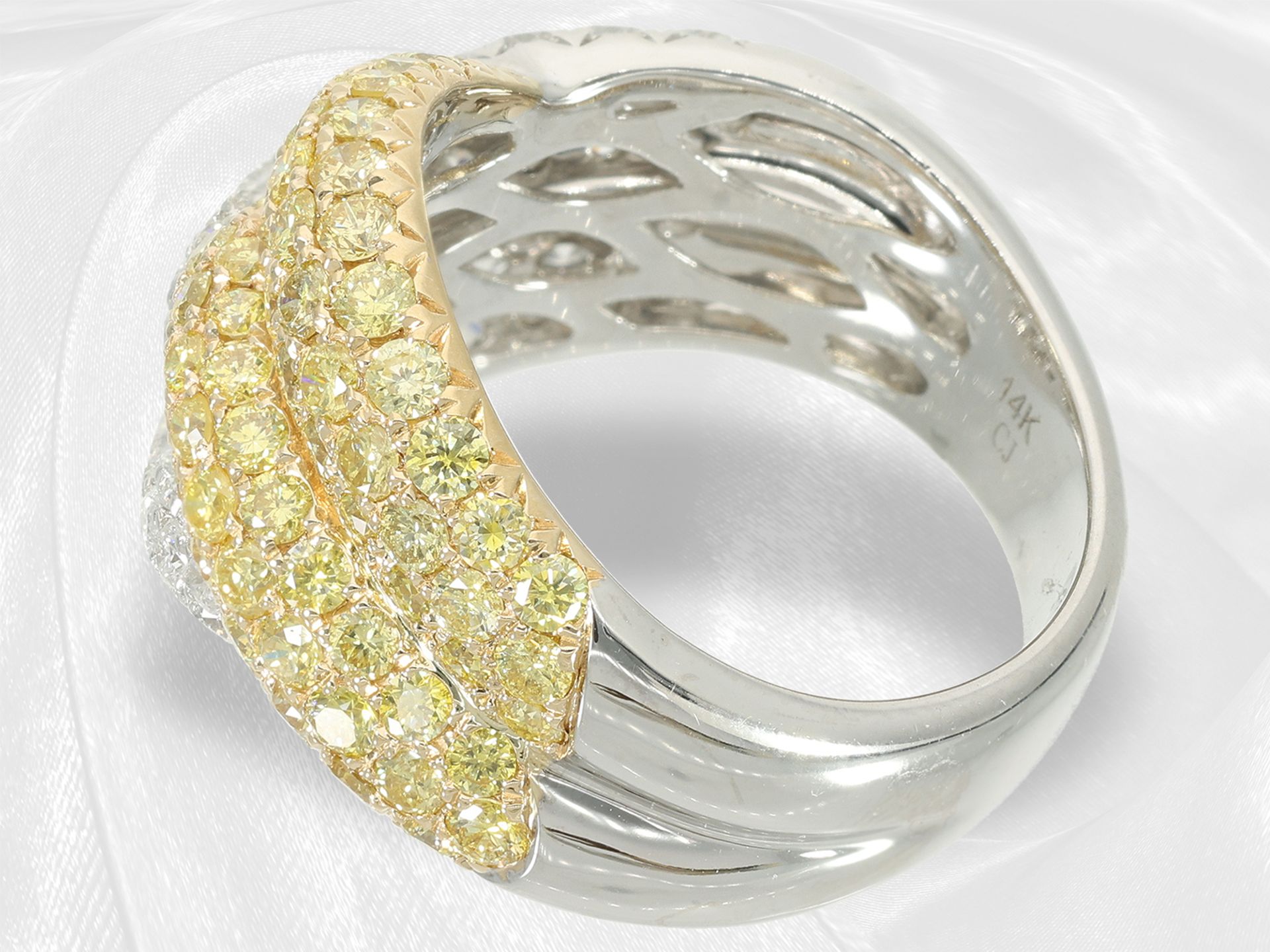 Ring: modern cocktail ring with white brilliant-cut diamonds and yellow fancy diamonds, total approx - Image 5 of 5